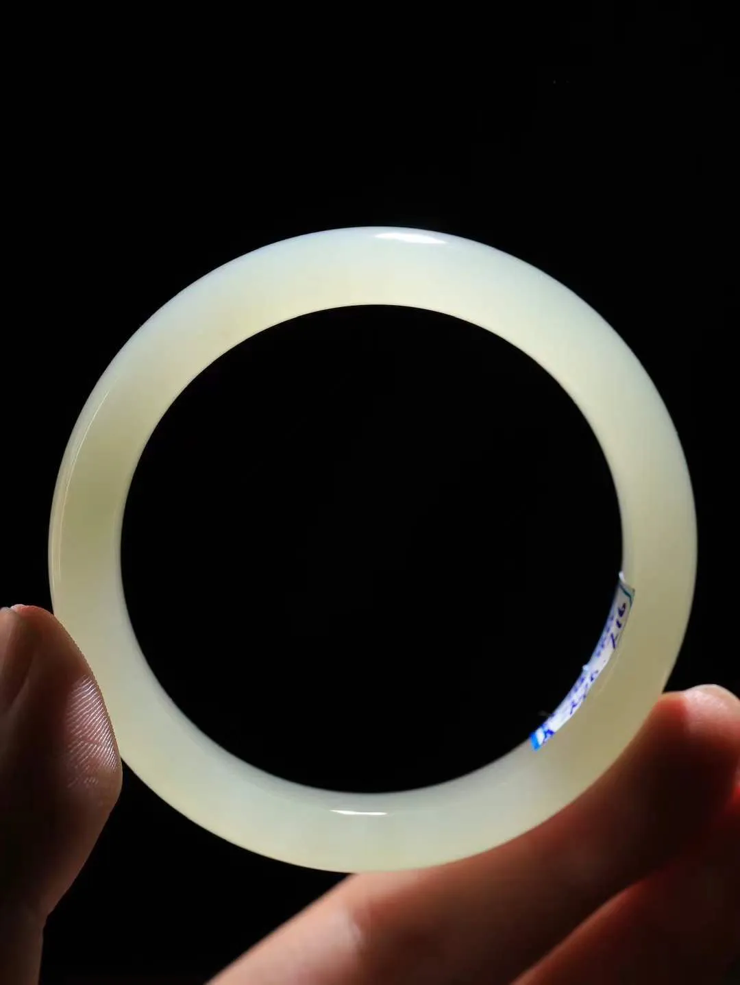 【岁月之韵.手镯】

精品和田玉晴水手镯，色泽淡雅如雨后初晴的天空，清新脱俗。手镯圆润饱满，寓意圆满和谐，承载着岁月的温柔与时光的沉淀。无论是日常佩戴还是珍藏，都是对美好生活的诗意表达。重41.5克  尺寸52-11.7-7.4mm  561101874A