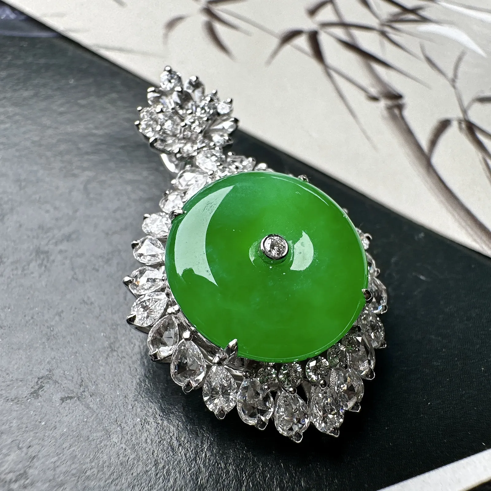 【冰种满绿平安扣】质地非常细腻，冰润十足，种老冰透，18k金钻镶嵌，裸石尺寸16.6*4.2毫米，收