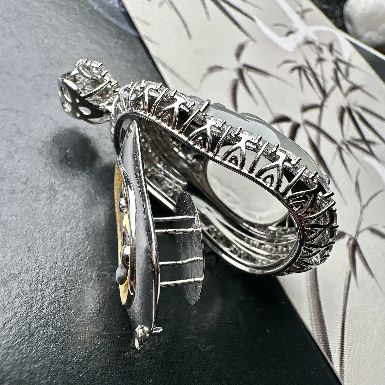 【冰种财神】质地细腻，饱满圆润，笑口常开，18k金钻镶嵌，裸石尺寸32*20.1*7.3毫米