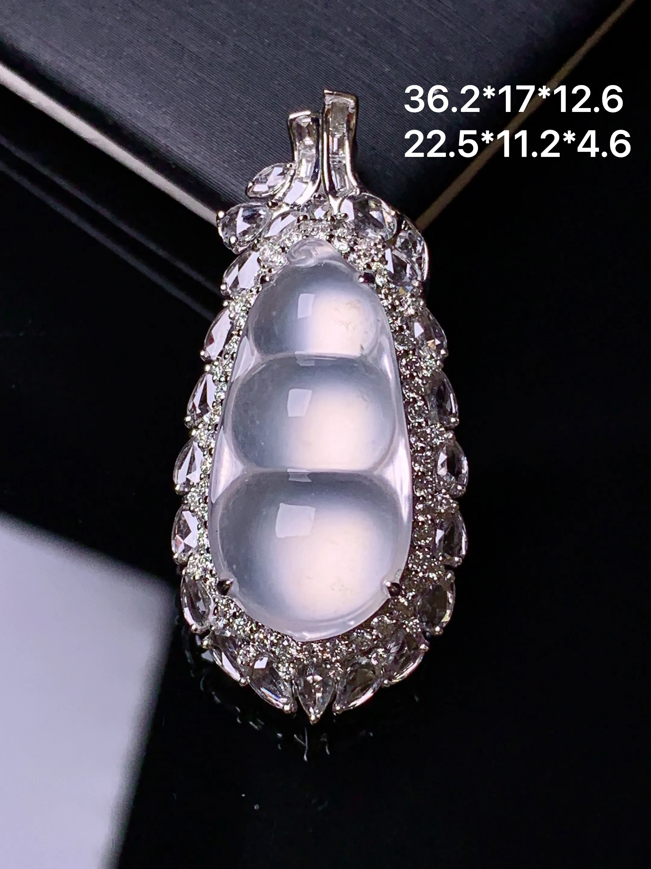 18k金钻镶嵌冰种四季豆吊坠 玉质细腻 色泽清新艳丽 整体尺寸36.2*17*12.6