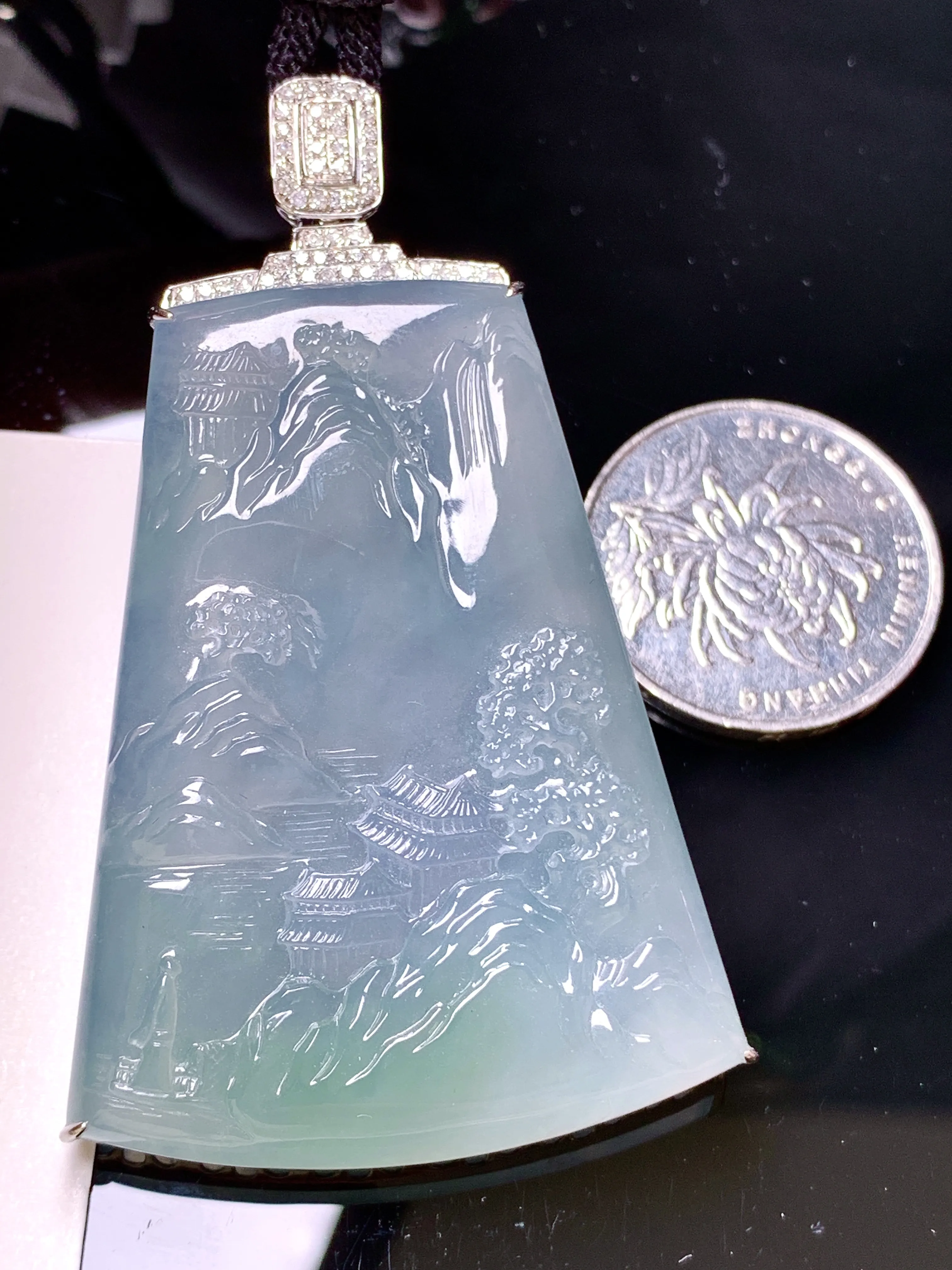 18k金钻镶嵌冰种山水牌子吊坠 玉质细腻 色泽清新艳丽 整体尺寸65.3*40.5*10