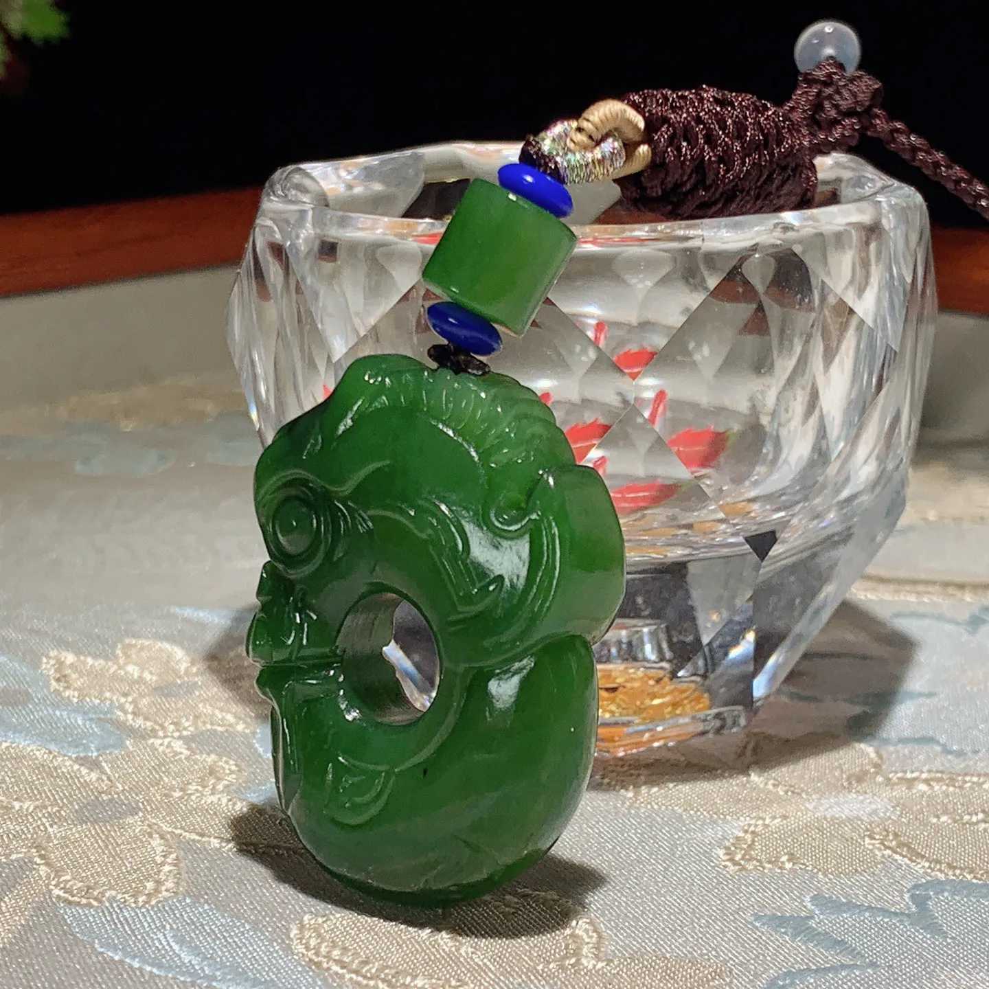 和田玉阳绿红皮料俄罗斯碧玉玉猪龙挂件。尺寸42/30/12重29.5克。玉质细腻油润。手推出油。佩戴高端典雅。lt251118