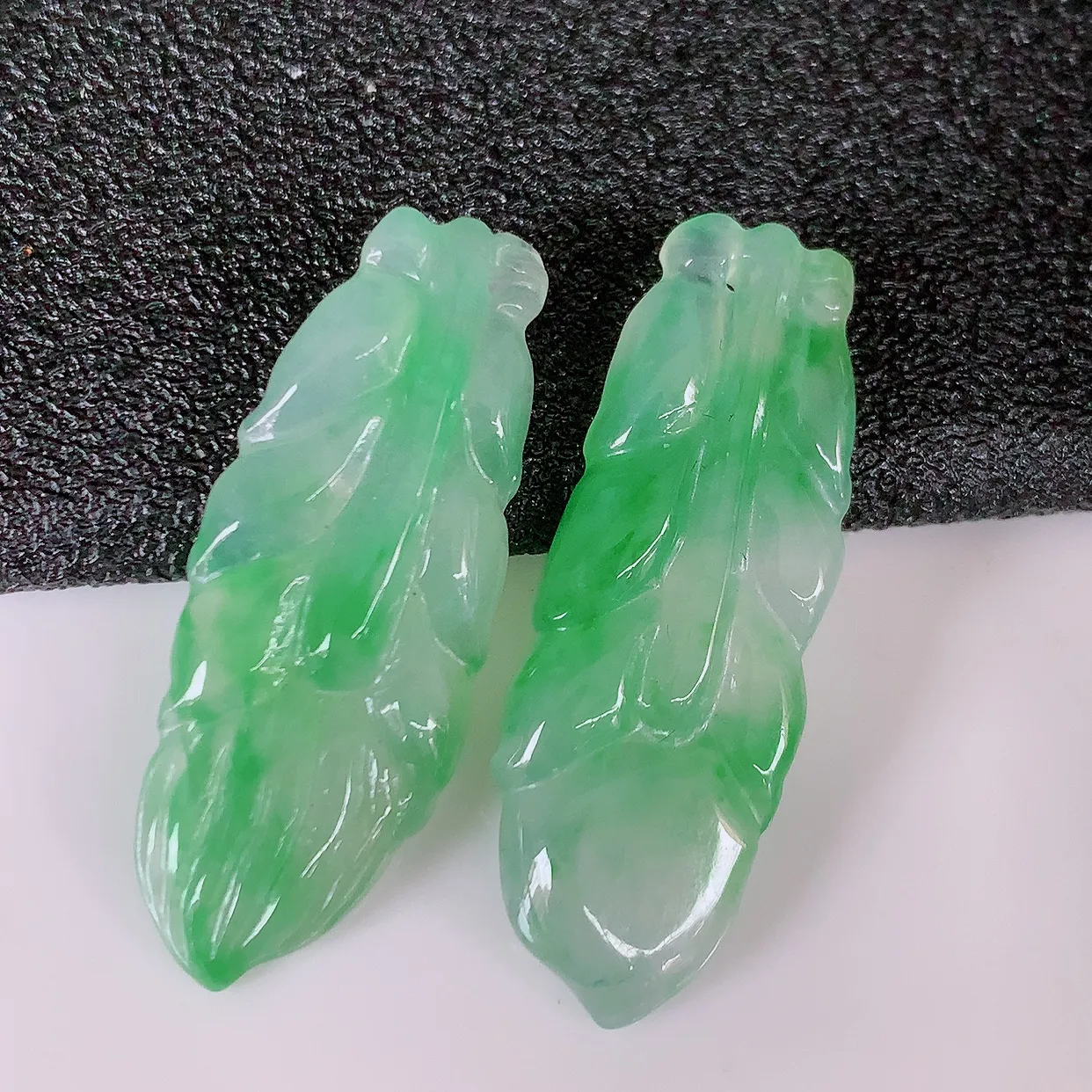 自然光实拍，冰种飘绿翡翠一对叶子耳坠，翠色灵动，玉质细腻，颜色漂亮，品相佳，佩戴佳品！配图银线 #01.17