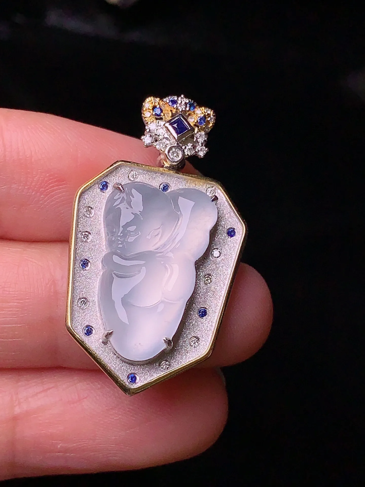 18k金钻镶嵌冰种天使宝宝吊坠 玉质细腻 色泽清新艳丽 整体尺寸32.8*19*6.5