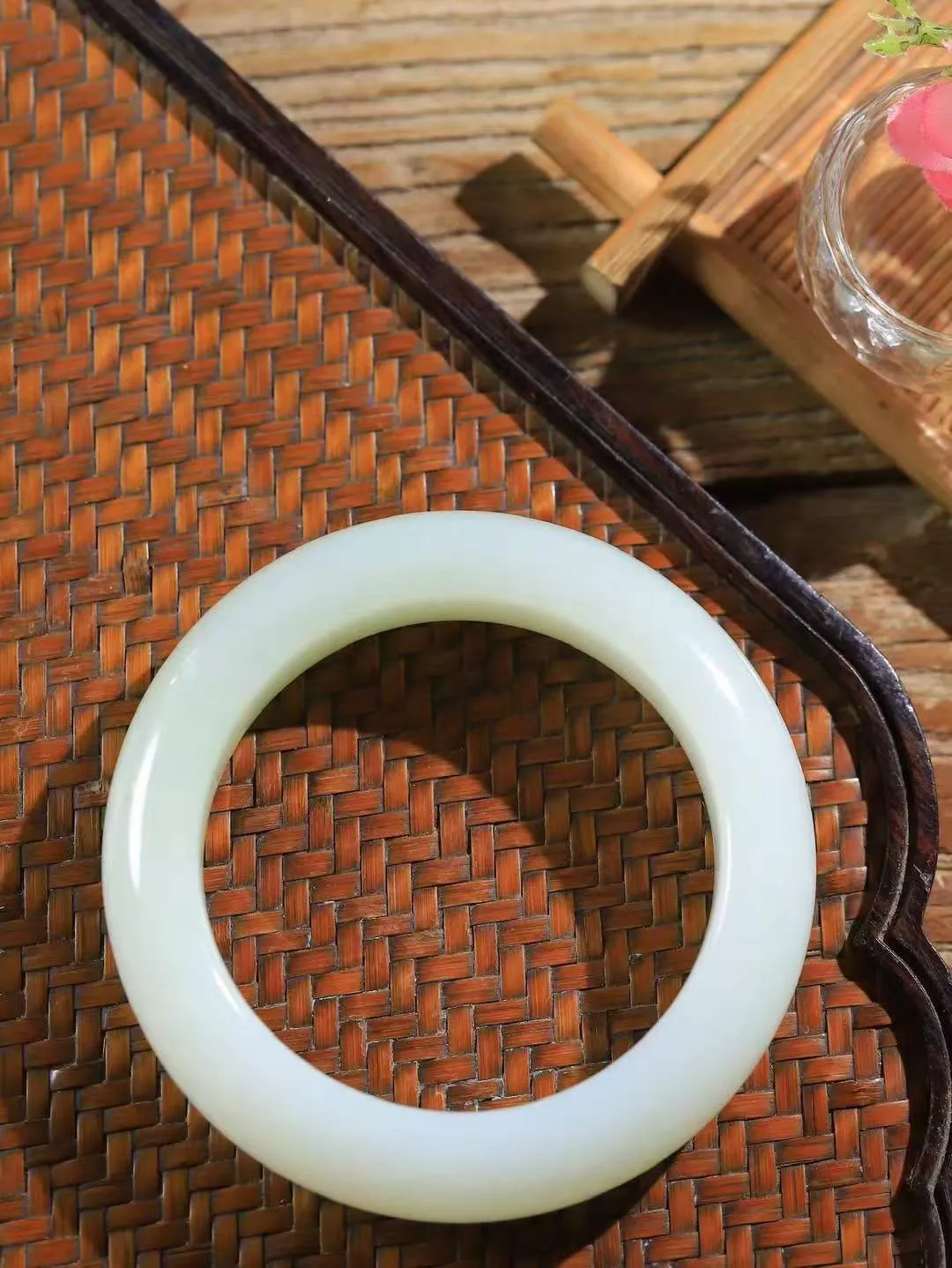 【婉约佳人.手镯】

精品和田玉白玉手镯 玉质温润细腻 油性十足 手感舒适，高华雅逸，线条流畅，简约大气，美自天成，素雅高贵。佩戴于腕间，婉约之美，举手投足间透出那份低调奢华。重101.6克 内径57.5mm  尺寸17-11.7mm   FDL-111151933