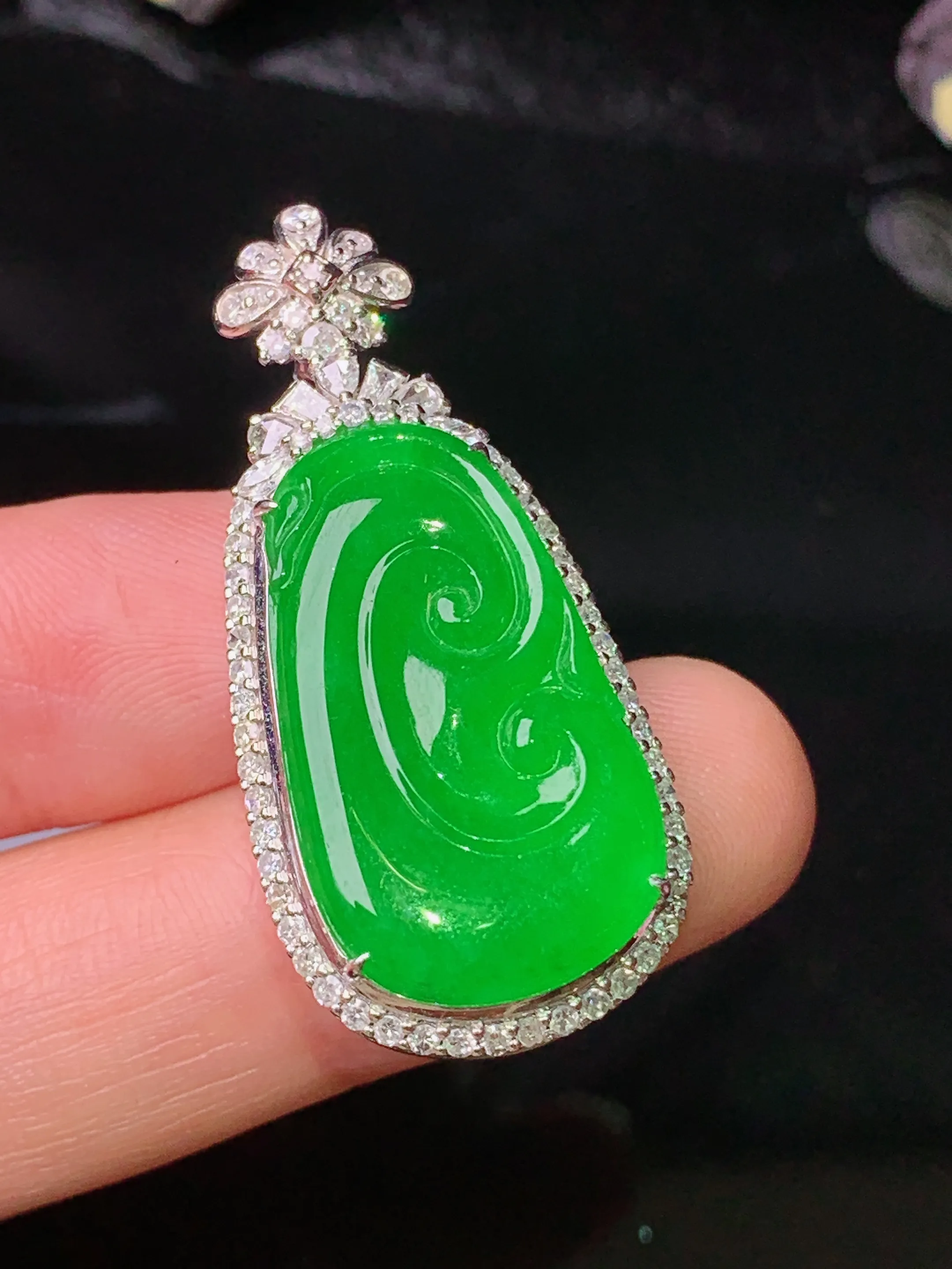 18k金钻镶嵌满绿如意吊坠 玉质细腻 色泽清新艳丽 整体尺寸37.8*17.5*8.6