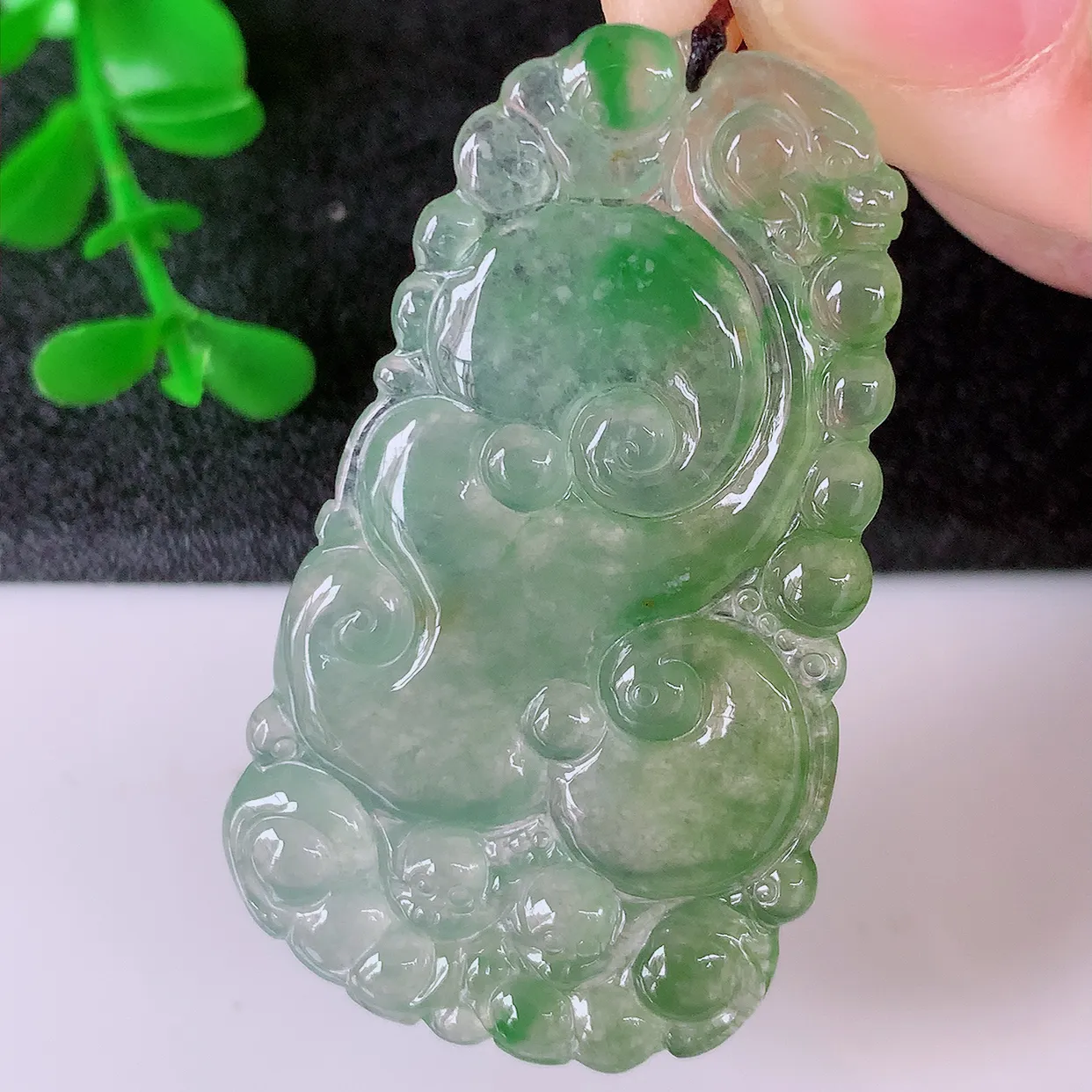 自然光实拍，冰种黄加绿翡翠如意吊坠，玉坠百搭又精致，寓意着吉祥，事事如意！#01.17