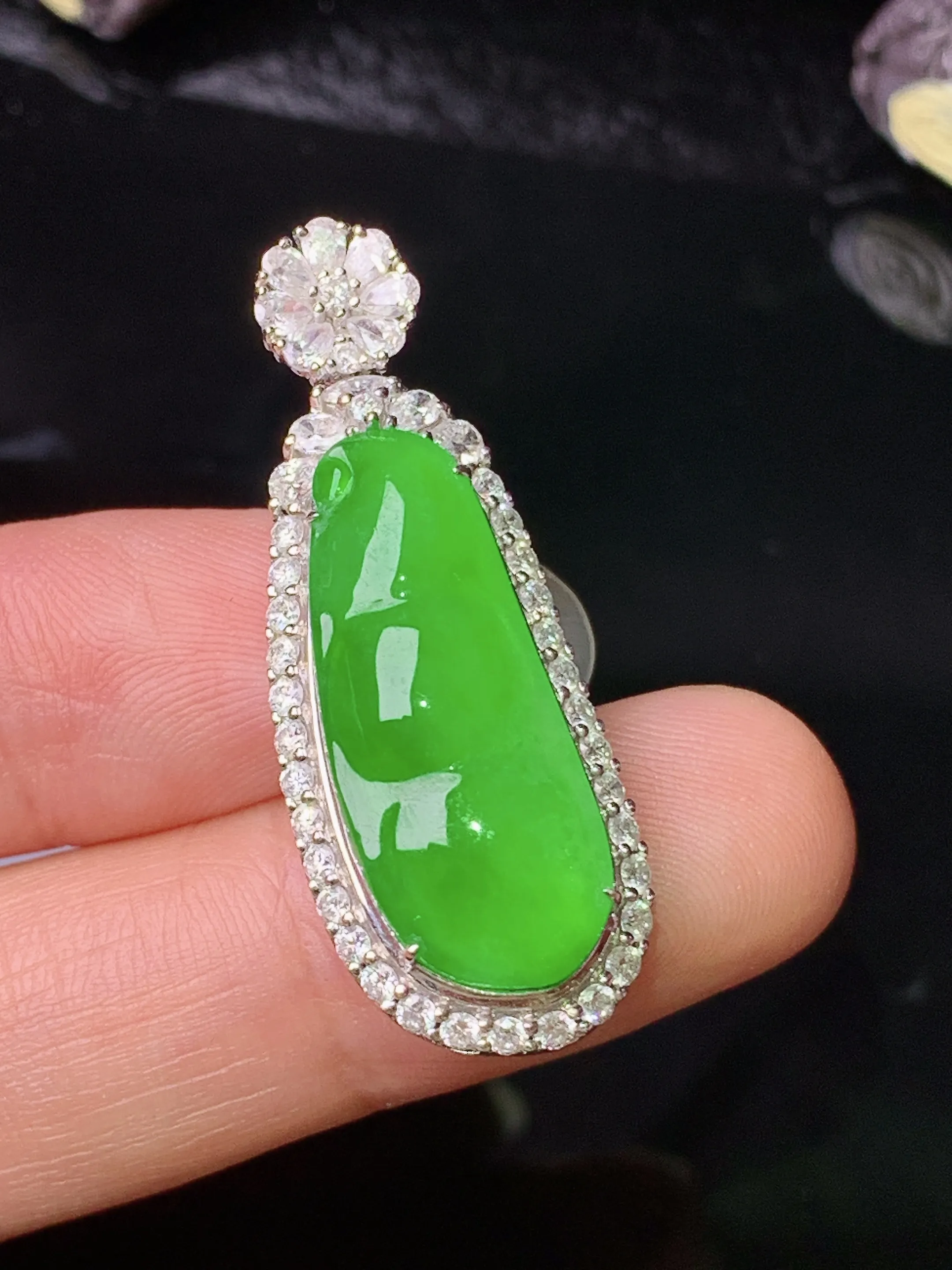 18k金钻镶嵌满绿四季豆吊坠 玉质细腻 色泽清新艳丽 整体尺寸35.6*13.5*11