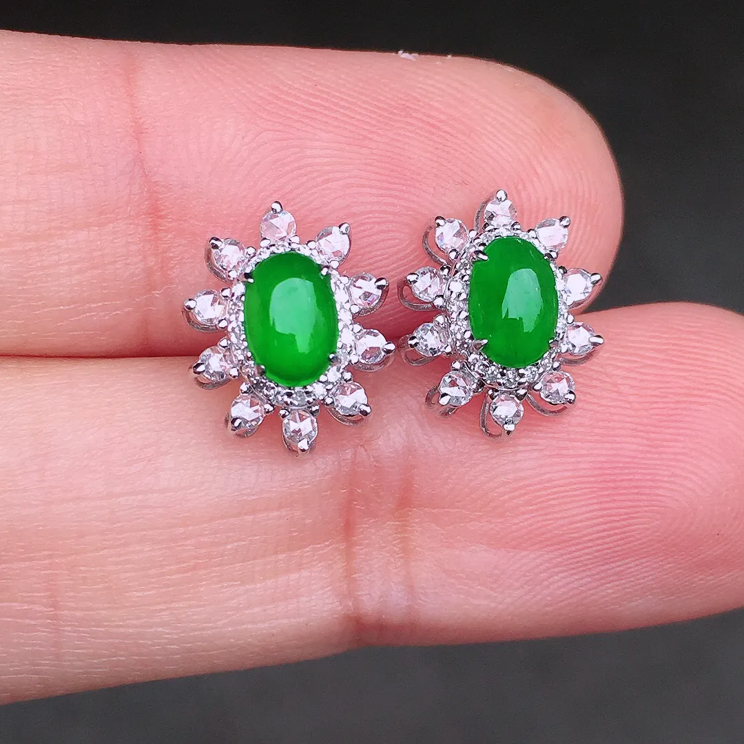 阳绿蛋面耳钉，色泽均匀艳丽，玉质细腻，荧光感超
强，饱满圆润，尽显优雅气质，18k
金豪华镶嵌