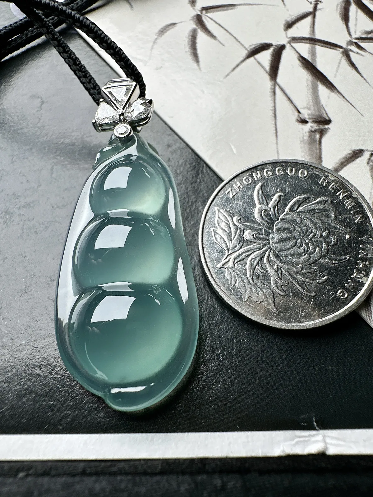 【冰种福豆吊坠】天空蓝老料，起钢光，种地上乘，冰感十足，通透起光，饱满圆润，收藏品质，18k金钻镶嵌，裸石尺寸38*18.2*8.6毫米