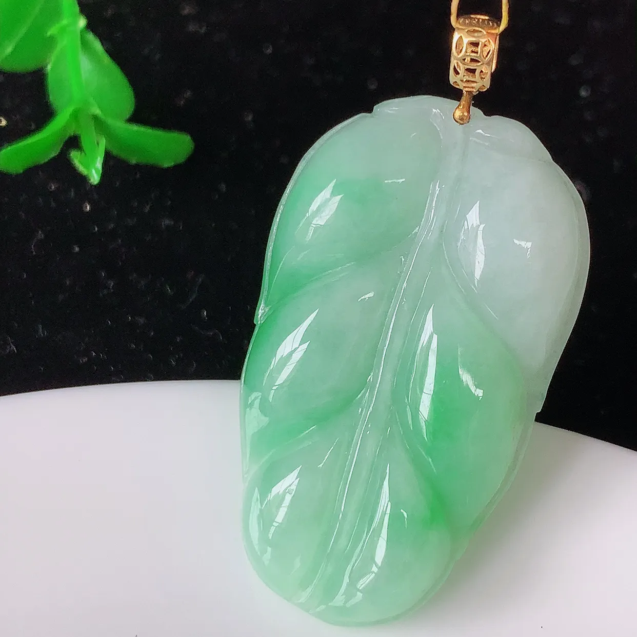 18K金镶嵌飘绿翡翠叶子吊坠 ，种水足，色泽清新，工艺精湛，叶子寓意美好；金枝玉叶，事业有成。#35.17整体41裸石35.5*21*5.5