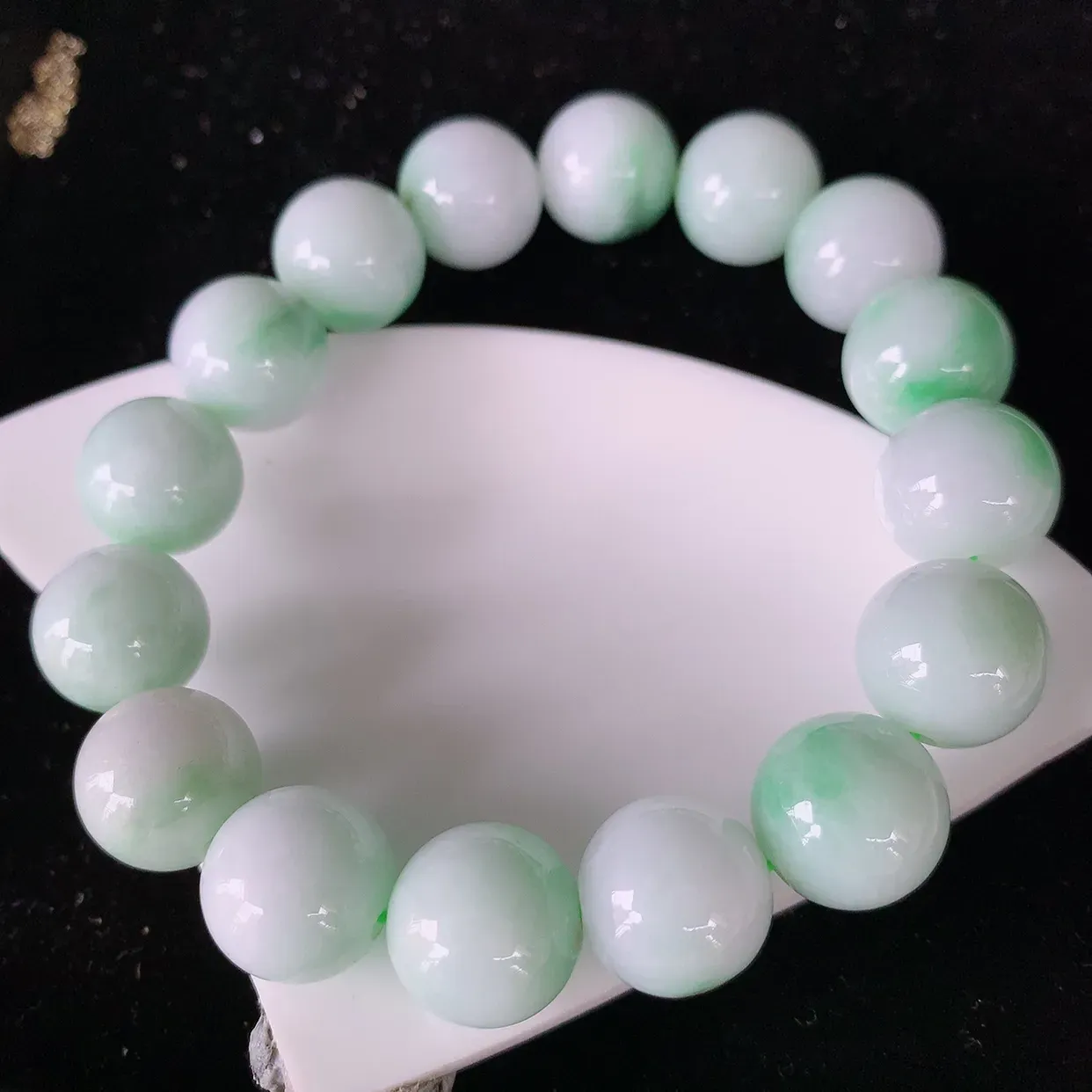 自然光实拍，冰润飘绿翡翠手串手链，种老水足，冰清玉润  颜色漂亮  #001.1取一尺寸12.8mm