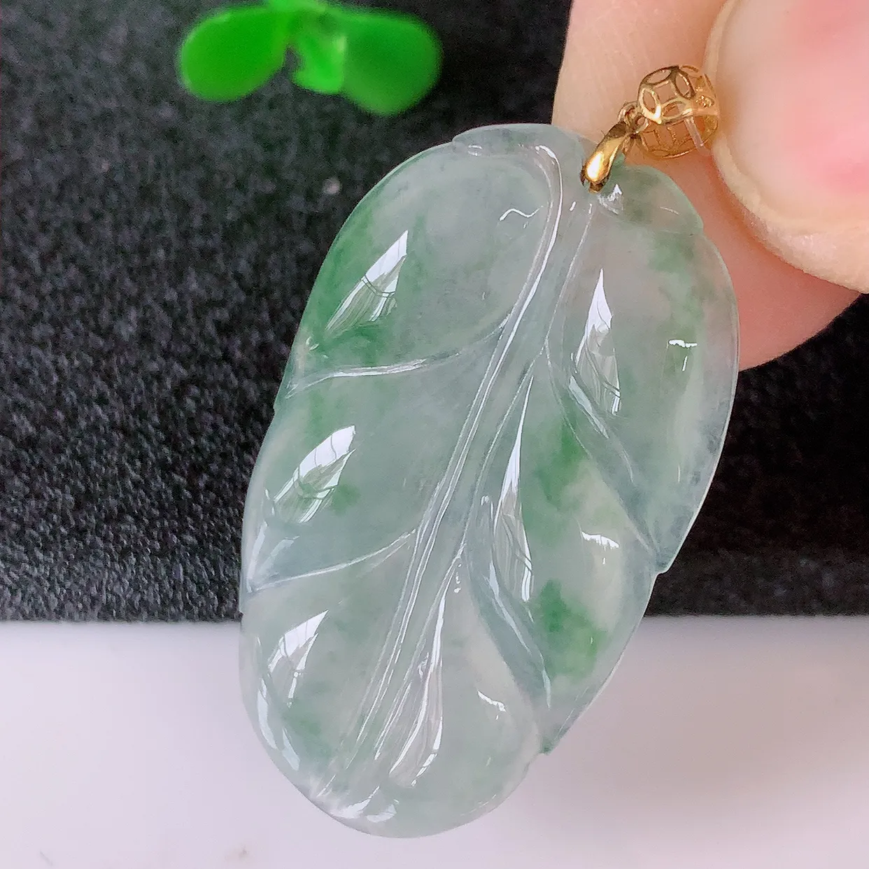 18K金镶嵌冰种飘绿翡翠叶子吊坠 ，种水足，色泽清新，工艺精湛，叶子寓意美好；金枝玉叶，事业有成。#49.17整体35.5裸石31*18.5*3.5