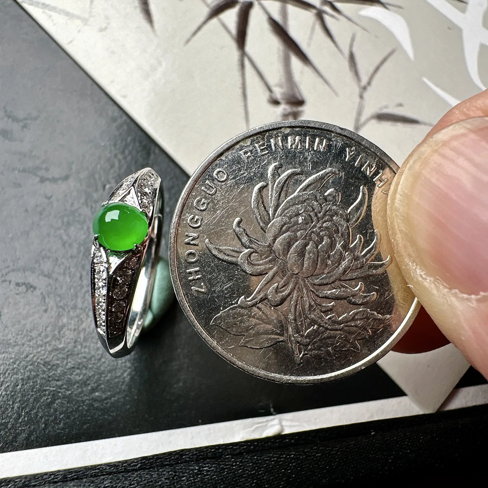 【冰种满绿蛋面戒指】种水色俱全，冰透闪亮，通透感饱满度很好，18k金钻镶嵌，裸石尺寸4.5*4.2*3毫米，圈口可改