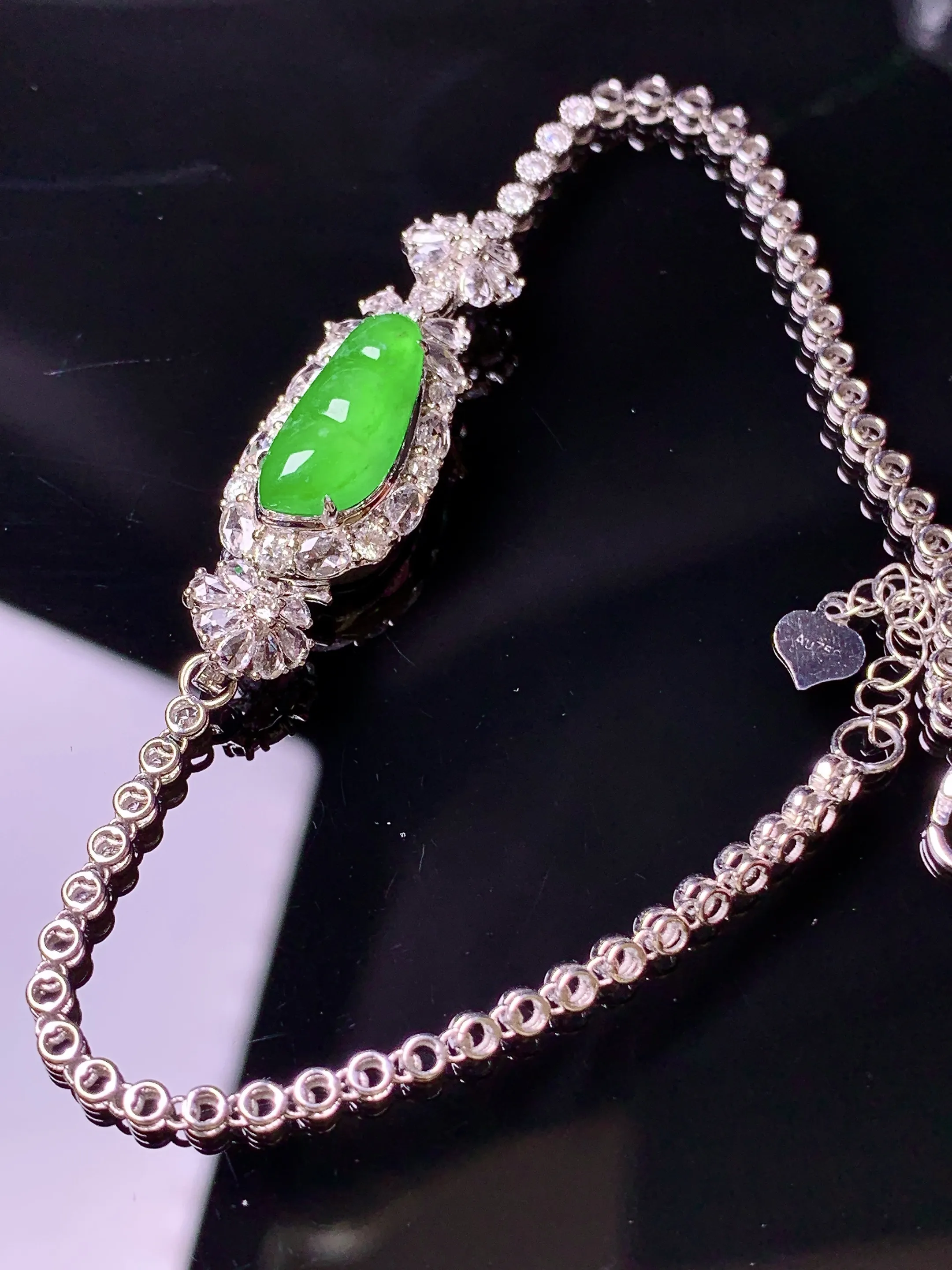 18k金钻镶嵌满绿四季豆手链吊坠两用款 玉质细腻 色泽清新艳丽 裸石尺寸14.8*6.3*2.6