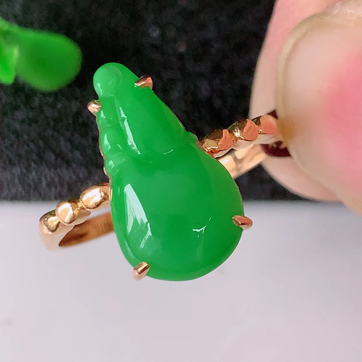 自然光实拍 18K金精工镶嵌翡翠满绿葫芦戒指，玉质细腻，翡翠色泽均匀，艳丽饱满，16圈口，款式高贵大气，上手亮眼，#01.17戒指整体21.5*17.8*4.5裸石15-8.8