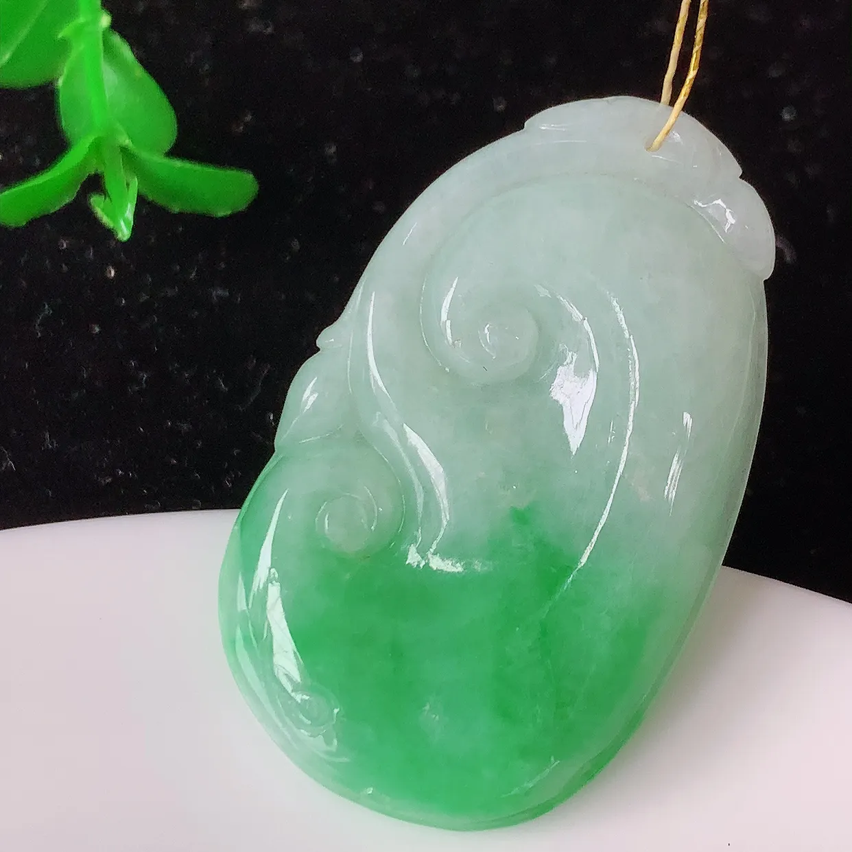 自然光实拍，冰胶飘绿翡翠如意吊坠，翠色灵动，种老水足，寓意好，品相佳，佩戴佳品！#35.17