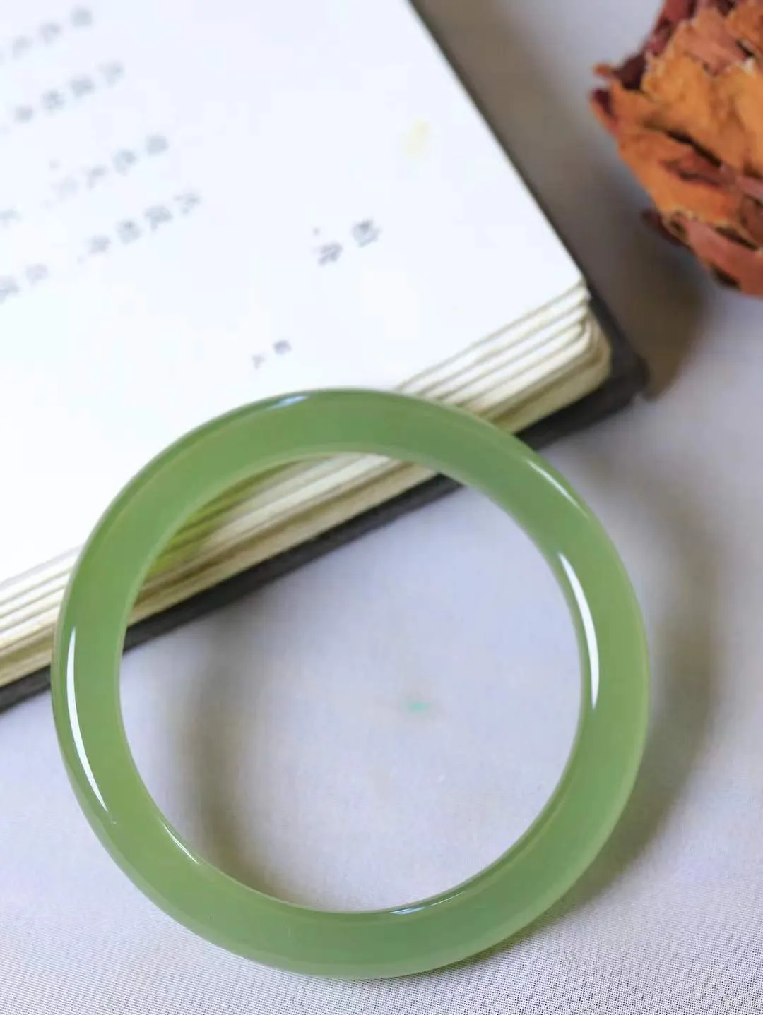 【温润于心.手镯】

精品️和田玉晴水手镯，如晴水般清澈，似晴空般纯净。每一缕纹理都诉说着大自然的