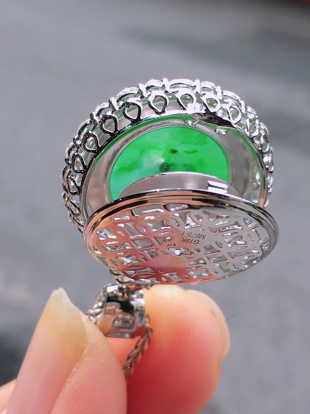 阳绿平安扣吊坠，色泽均匀艳丽，玉质细腻，荧光感超
强，饱满圆润，尽显优雅气质，18k
金豪华镶嵌