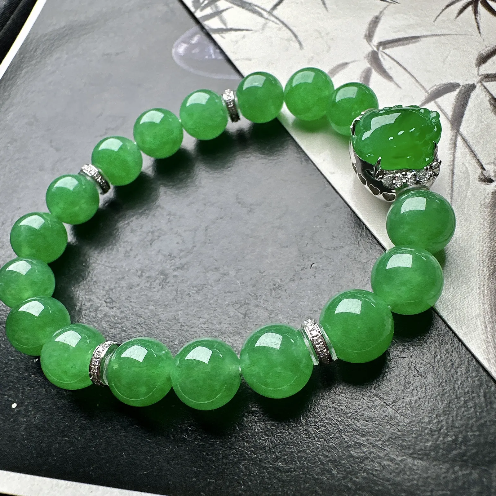 【冰种满绿圆珠手串】18k金钻镶嵌貔貅搭配手串，9.3圆珠，冰感十足，通透闪亮，颜色很艳丽，收藏品质，推荐入手