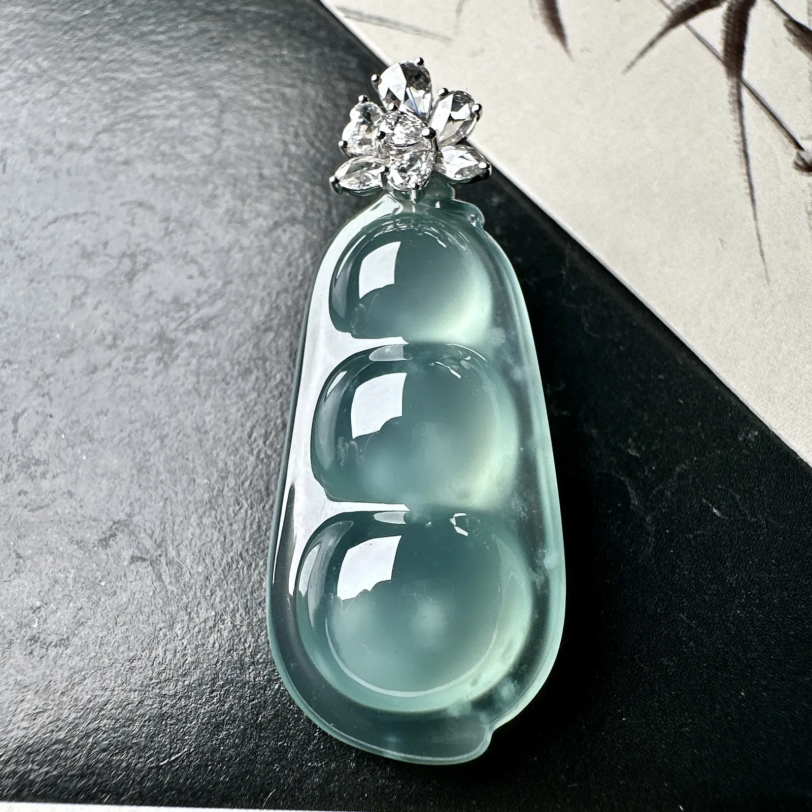 【冰种福豆吊坠】天空蓝老料，起钢光，种地上乘，冰感十足，通透起光，饱满圆润，收藏品质，18k金钻镶嵌