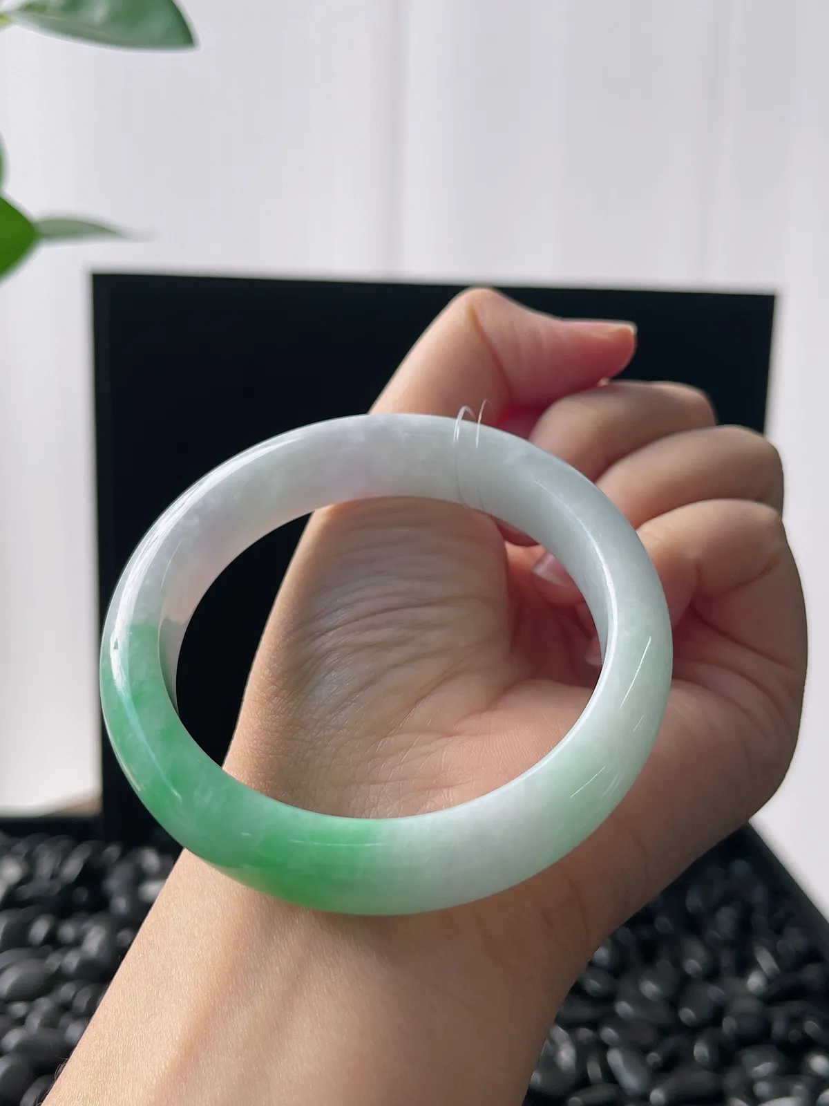 正圈54.5圈口，翡翠糯化种飘绿手镯