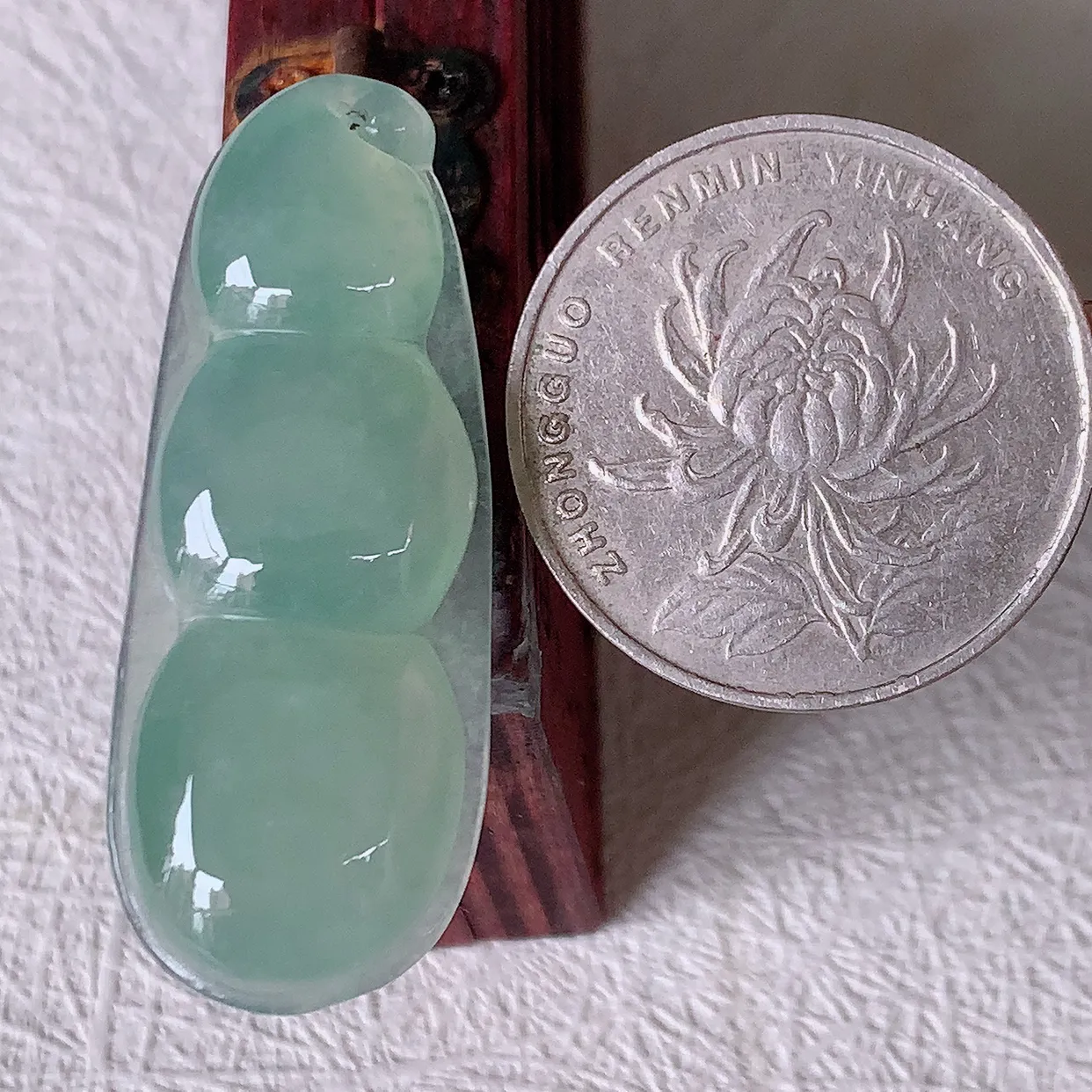 自然光实拍，冰种翡翠福豆吊坠，寓意“四季平安，福气满满”胶感十足，饱满，佩戴效果优雅迷人！#01.17