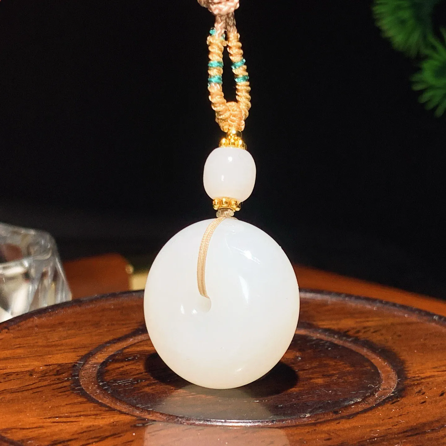 新疆和田玉羊脂白平安扣挂件。尺寸24/12重14.3克。玉质细腻油润。手推出油。佩戴高端典雅。lt251118