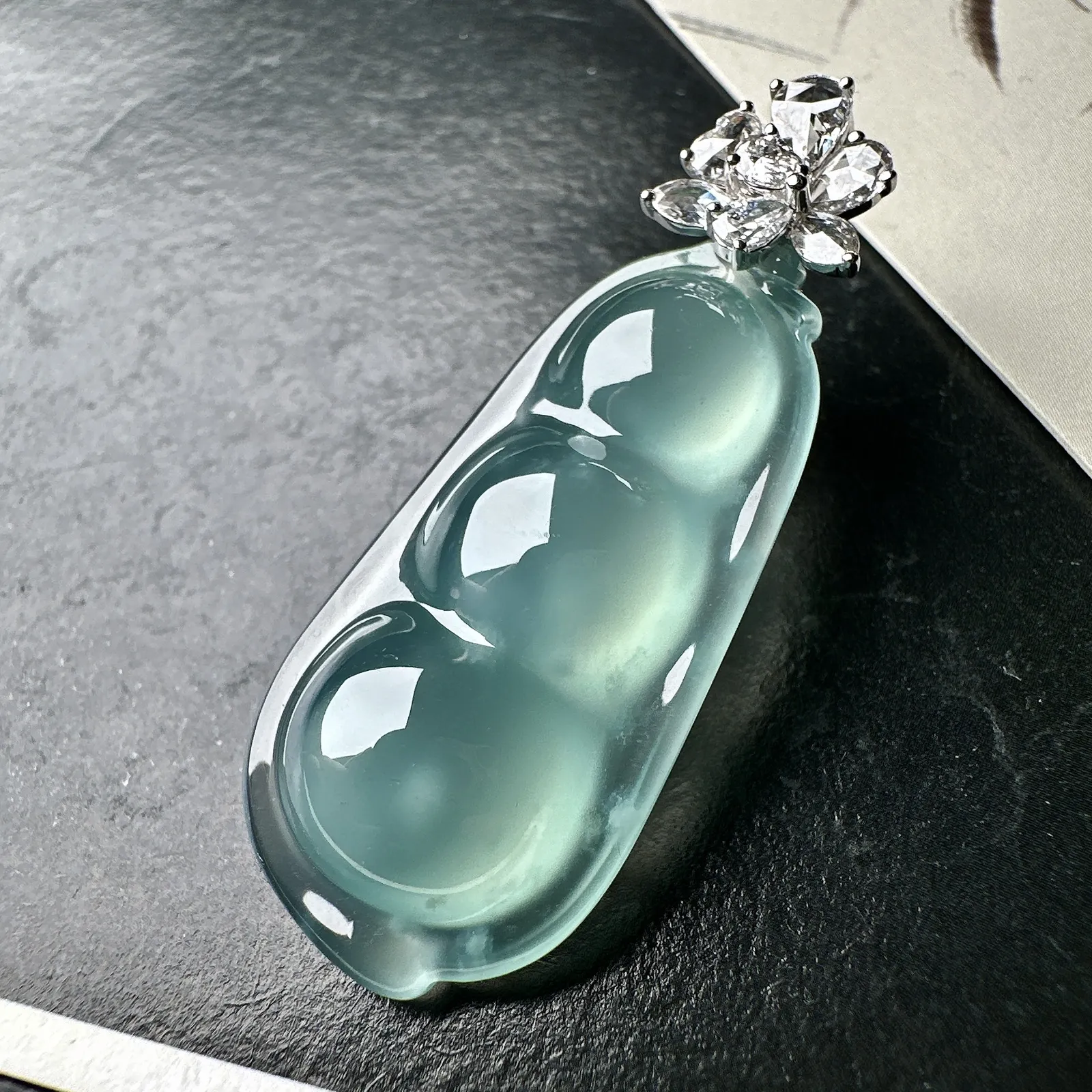 【冰种福豆吊坠】天空蓝老料，起钢光，种地上乘，冰感十足，通透起光，饱满圆润，收藏品质，18k金钻镶嵌，裸石尺寸36.9*16.9*8.5毫米