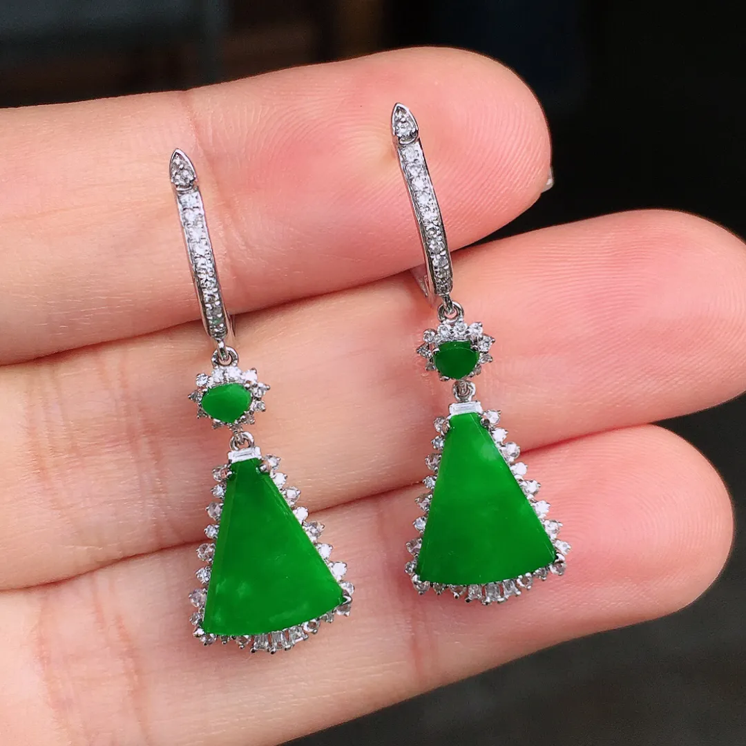 阳绿无事牌耳坠，色泽均匀艳丽，玉质细腻，荧光感超
强，饱满圆润，尽显优雅气质，18k
金豪华镶嵌