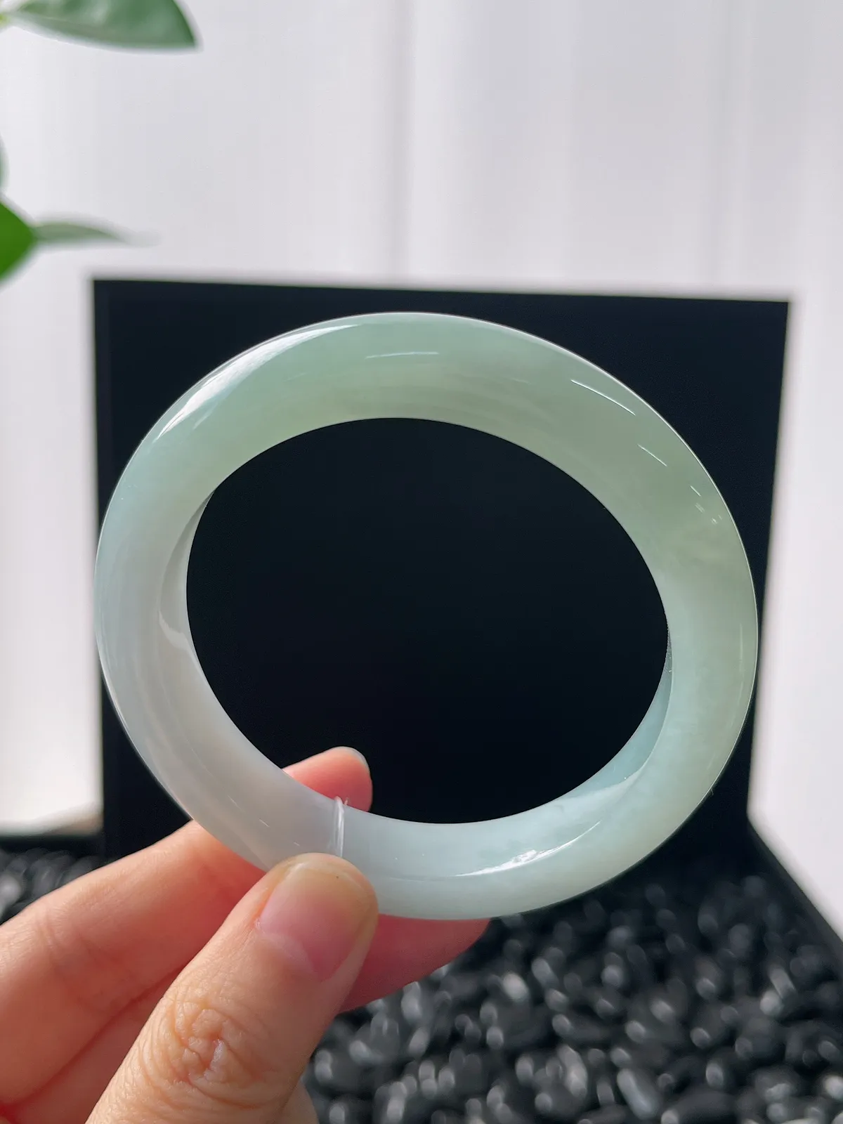 正圈55圈口，翡翠冰糯种胶润淡绿色手镯