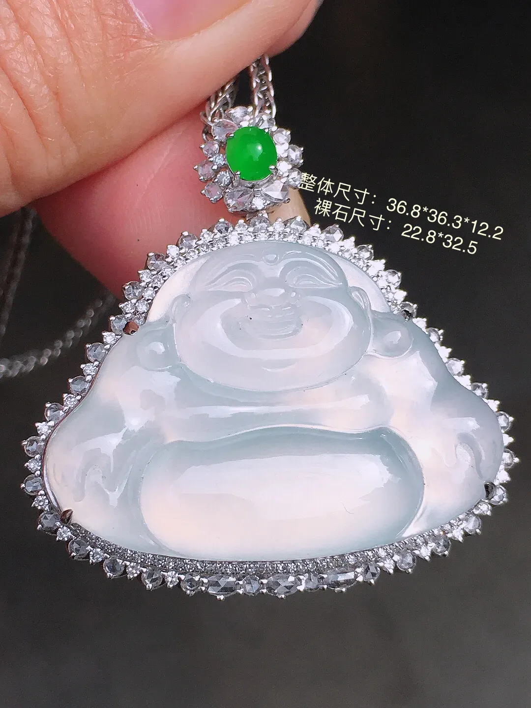 冰种佛公吊坠，色泽艳丽，玉质细腻，荧光感超
强，饱满圆润，尽显优雅气质，18k
金豪华镶嵌