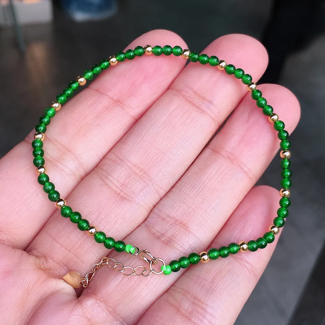 阳绿珠子手链，色泽均匀艳丽，玉质细腻，荧光感超
强，饱满圆润，尽显优雅气质，18k
金豪华镶嵌