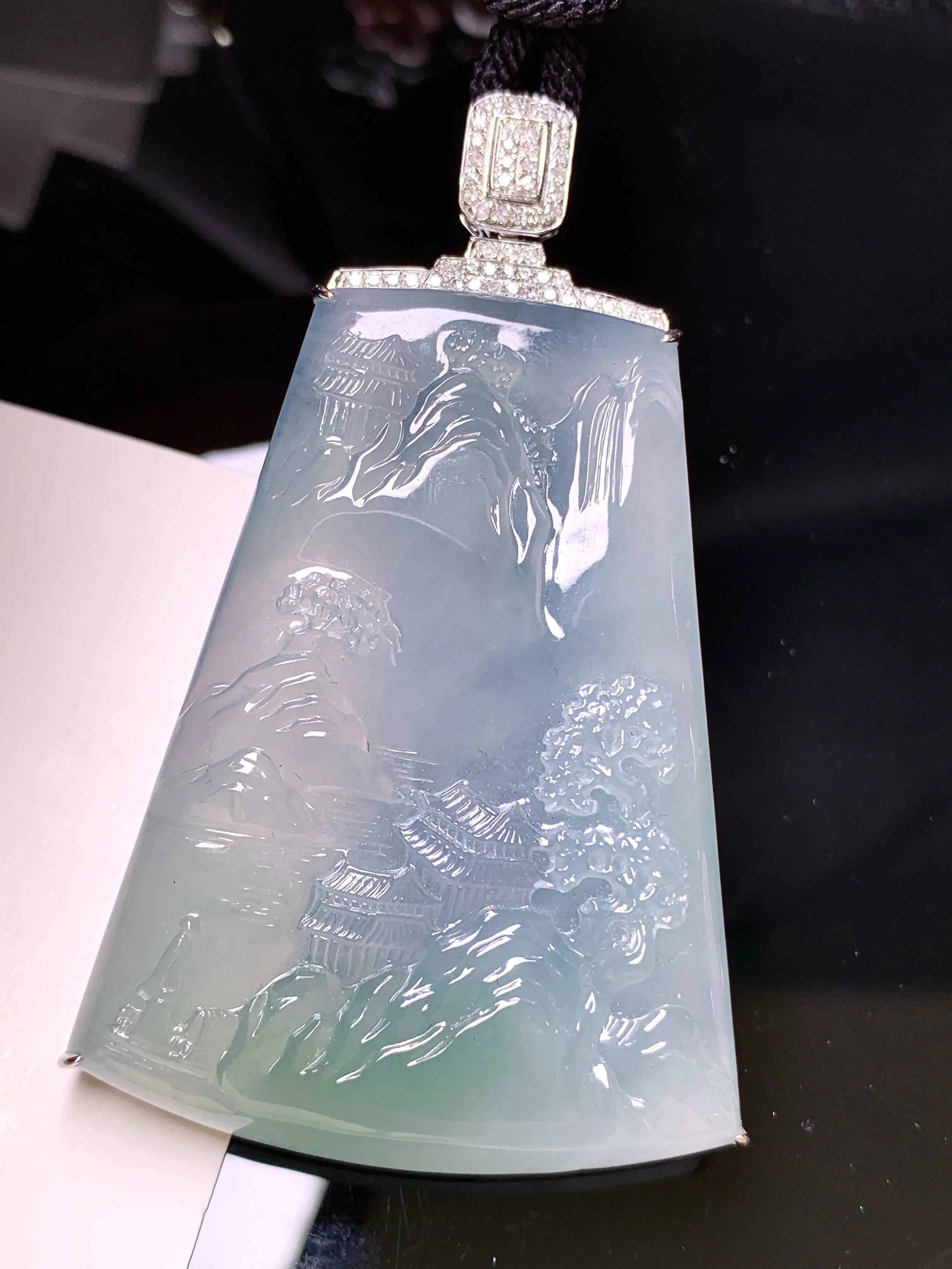 18k金钻镶嵌冰种山水牌子吊坠 玉质细腻 色泽清新艳丽 整体尺寸65.3*40.5*10