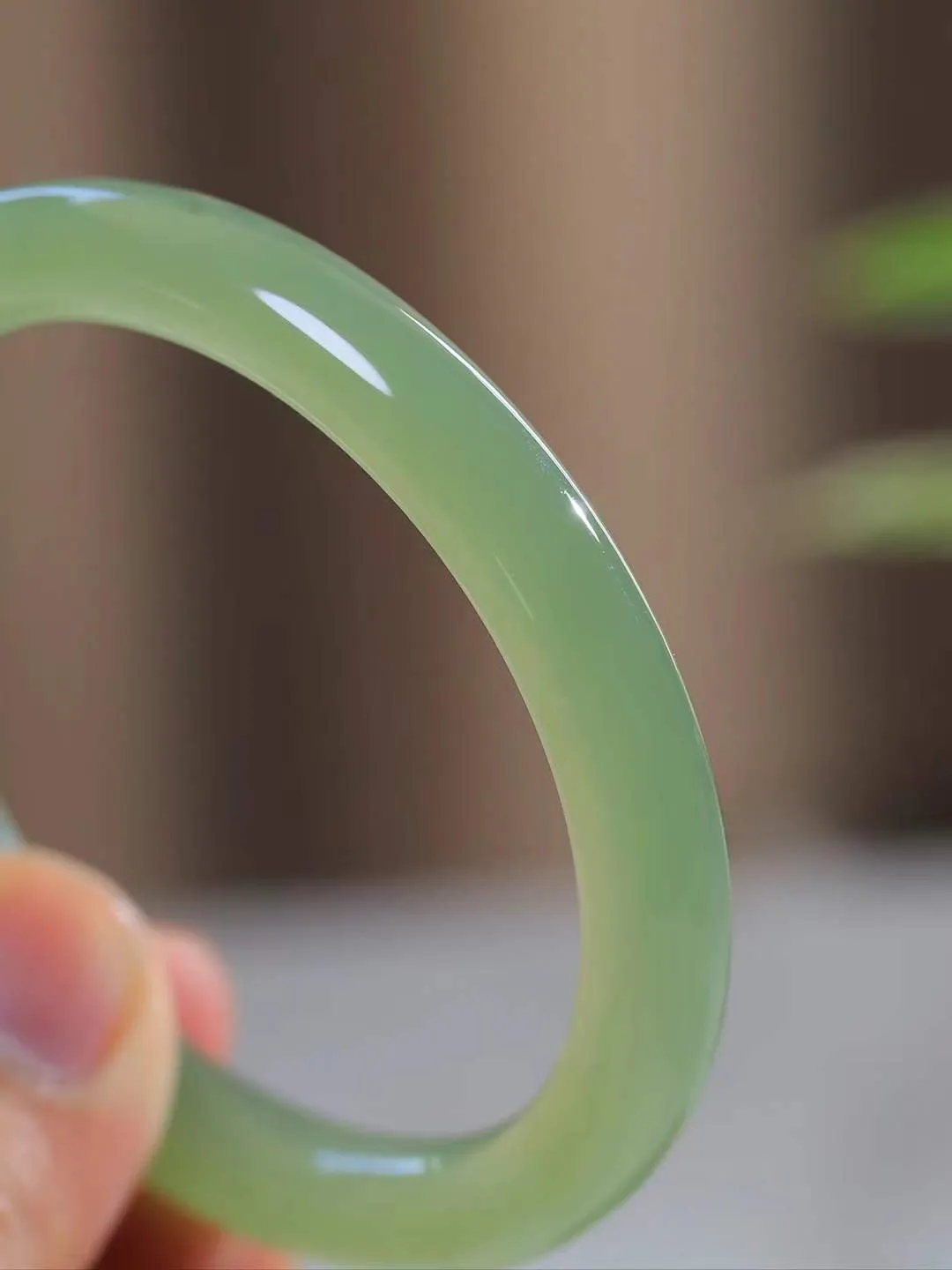 【温润于心.手镯】

精品️和田玉晴水手镯，如晴水般清澈，似晴空般纯净。每一缕纹理都诉说着大自然的馈赠，温润细腻，触手生温。佩戴它，仿佛将一片宁静的晴水湖戴在腕间，优雅从容，气质非凡。重32.3克  尺寸54-8.2-8.3mm  551101833A