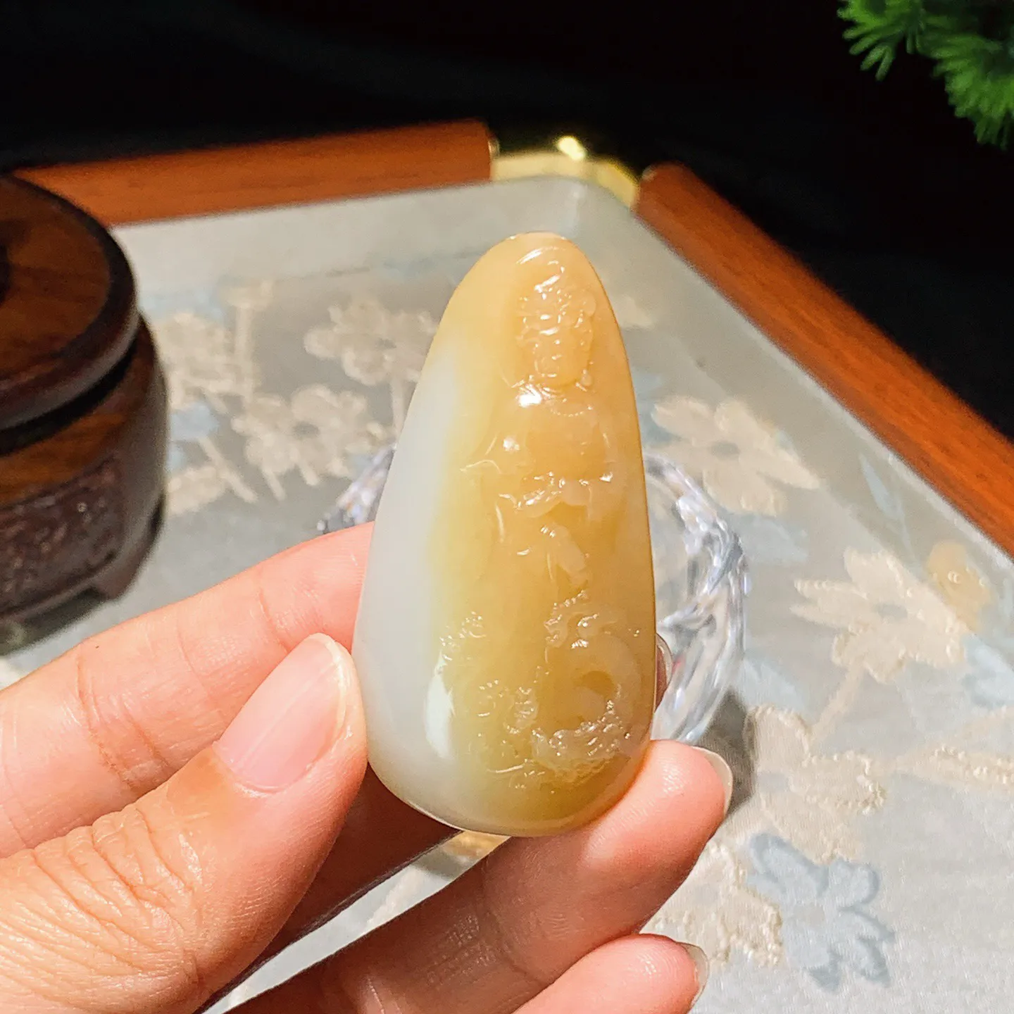 新疆和田玉且末糖站观音挂件。尺寸54/28/13重24克。玉质细腻油润。手推出油。佩戴高端典雅。lt251118