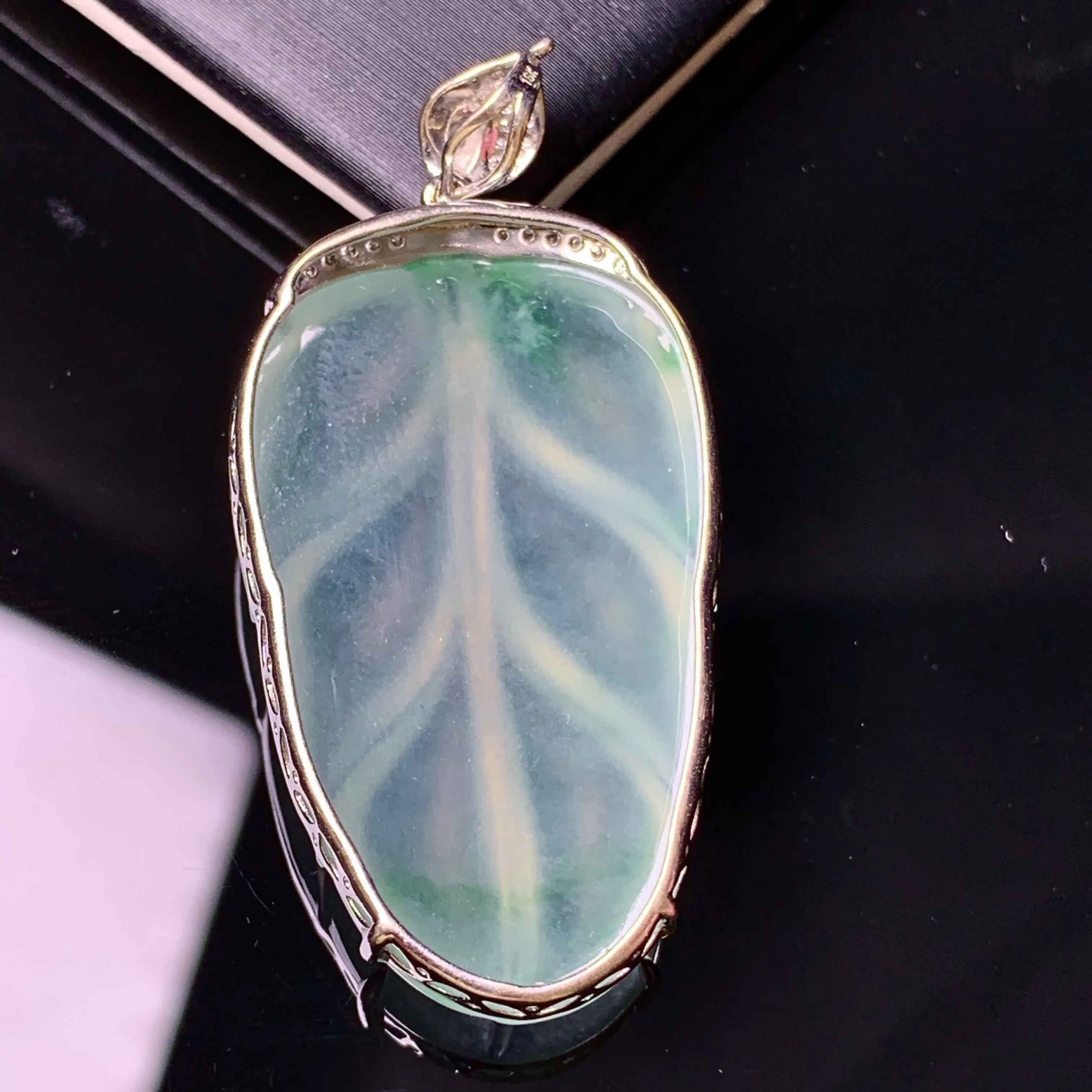 18k金镶嵌冰种树叶吊坠 玉质细腻 色泽清新艳丽 整体尺寸45.2*21.5*7.6