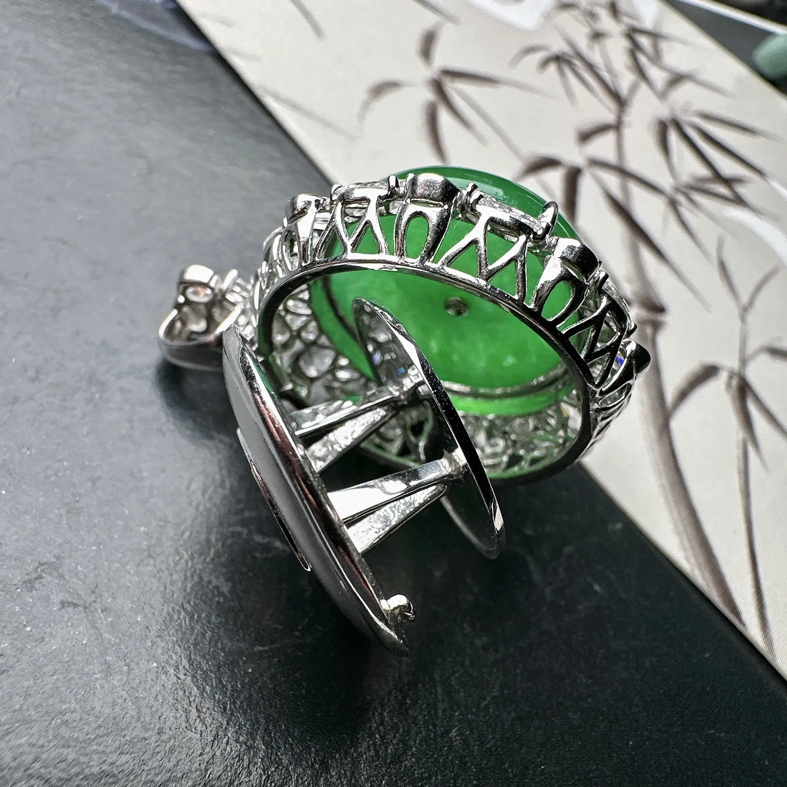 【冰种满绿平安扣】质地非常细腻，冰润十足，种老冰透，18k金钻镶嵌，裸石尺寸19.4*6.3毫米，收藏品质