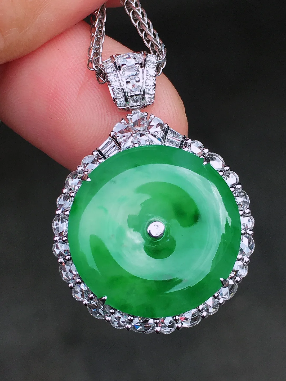 阳绿平安扣吊坠，色泽均匀艳丽，玉质细腻，荧光感超
强，饱满圆润，尽显优雅气质，18k
金豪华镶嵌