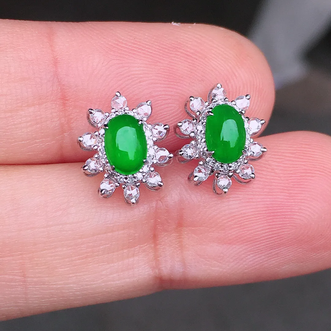 阳绿蛋面耳钉，色泽均匀艳丽，玉质细腻，荧光感超
强，饱满圆润，尽显优雅气质，18k
金豪华镶嵌