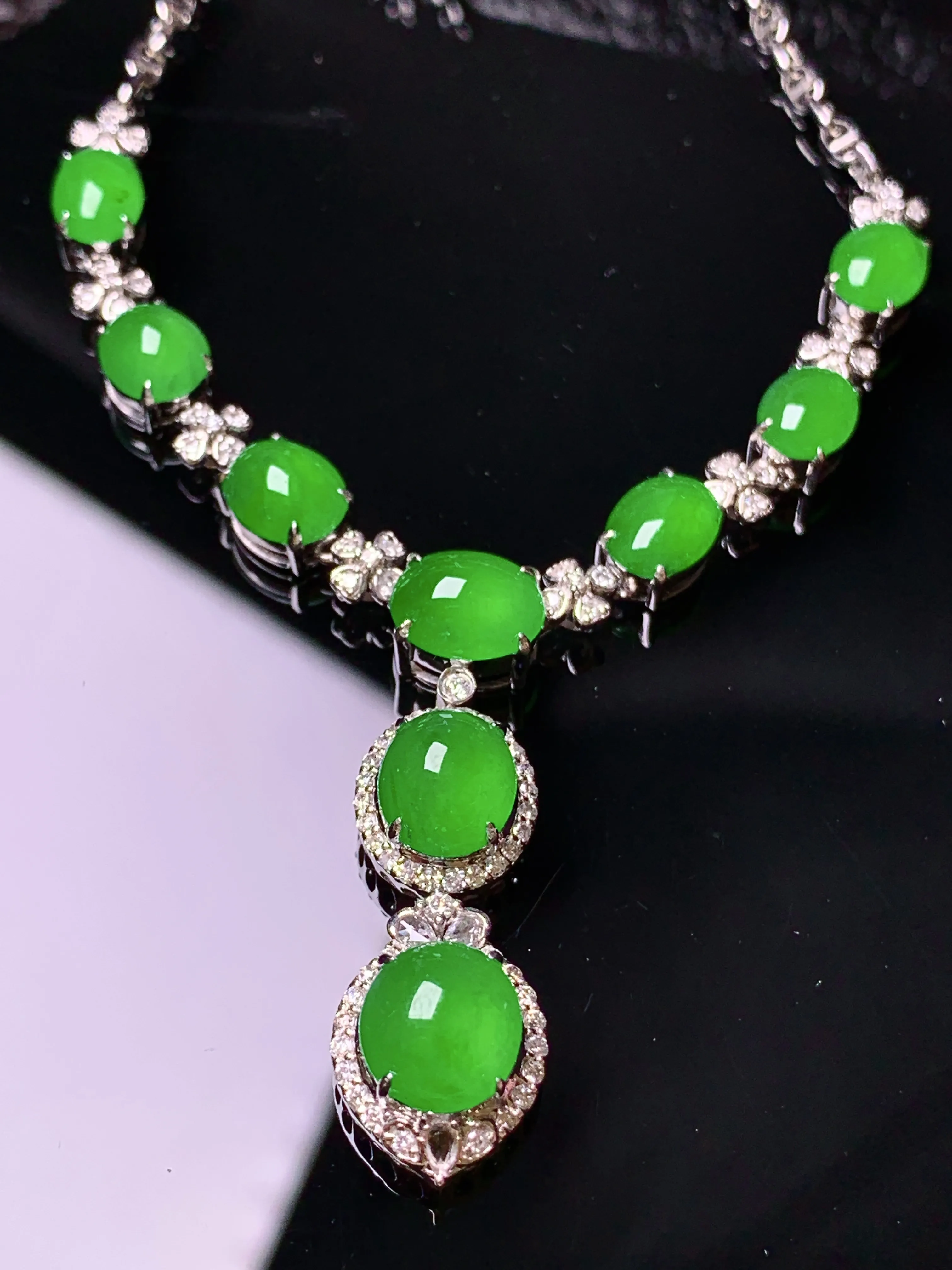 18k金钻镶嵌满绿蛋面项链 玉质细腻 色泽清新艳丽 整体尺寸67*9.8*7.6