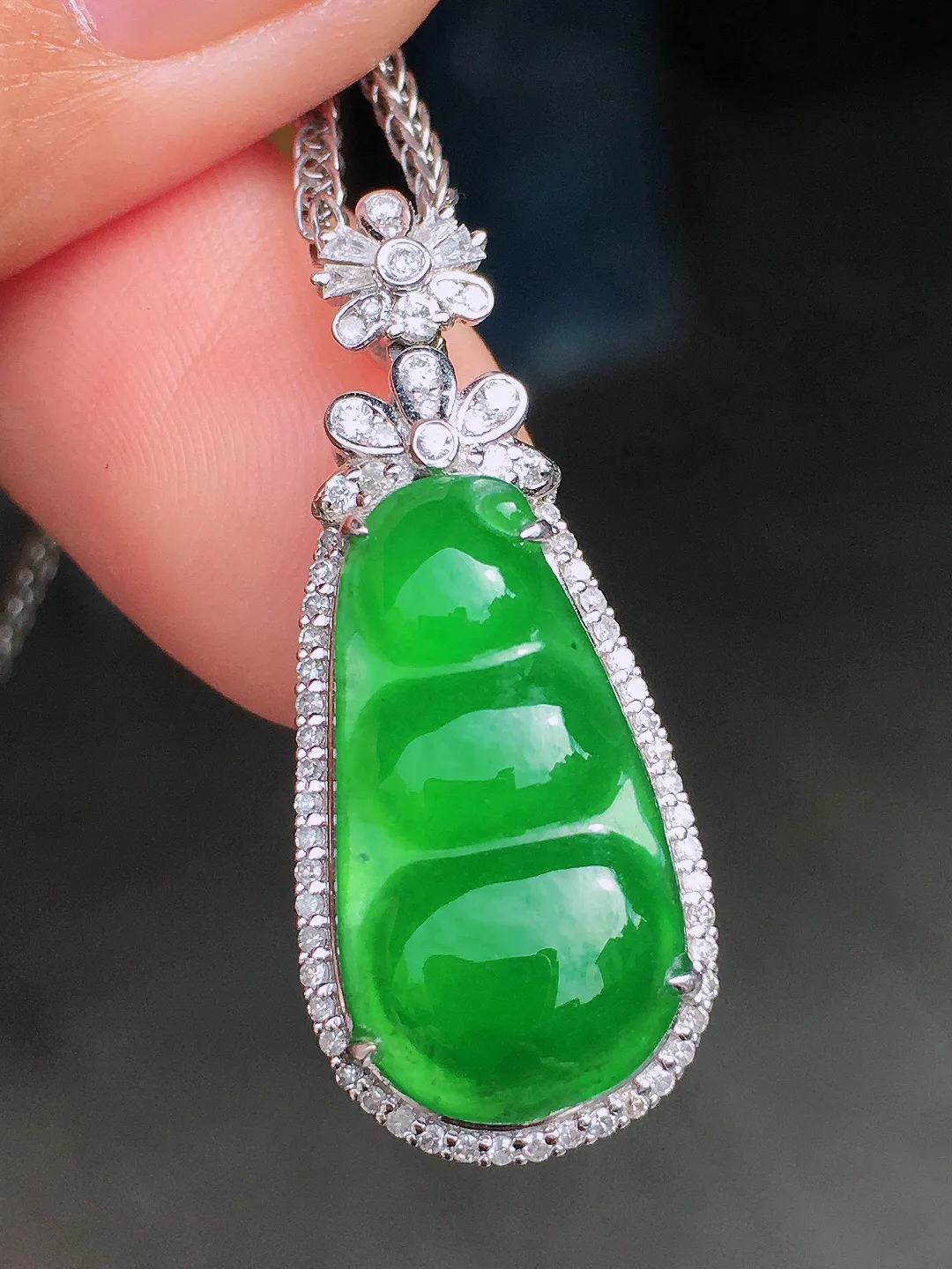 阳绿福豆吊坠，色泽均匀艳丽，玉质细腻，荧光感超
强，饱满圆润，尽显优雅气质，18k
金豪华镶嵌