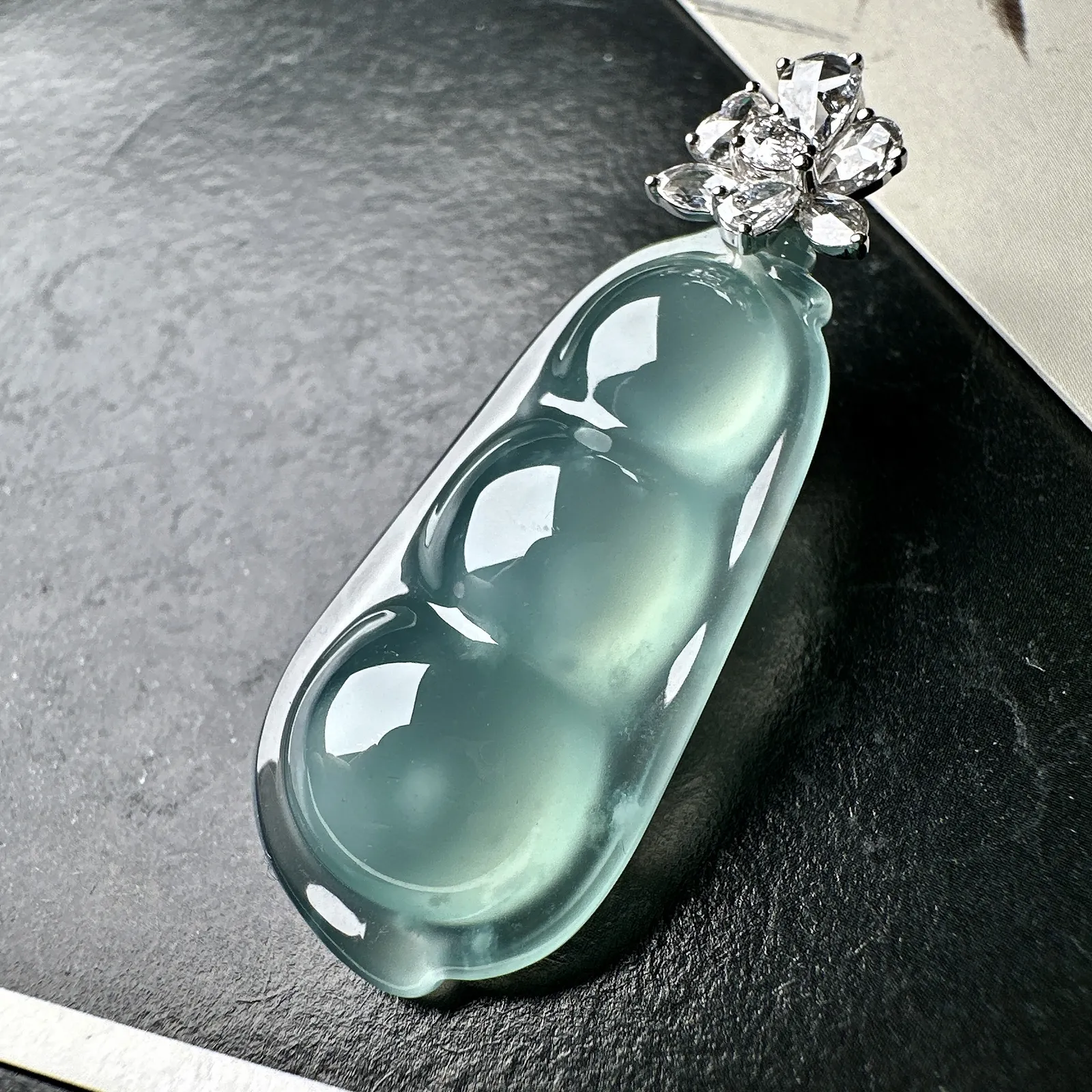 【冰种福豆吊坠】天空蓝老料，起钢光，种地上乘，冰感十足，通透起光，饱满圆润，收藏品质，18k金钻镶嵌，裸石尺寸36.9*16.9*8.5毫米