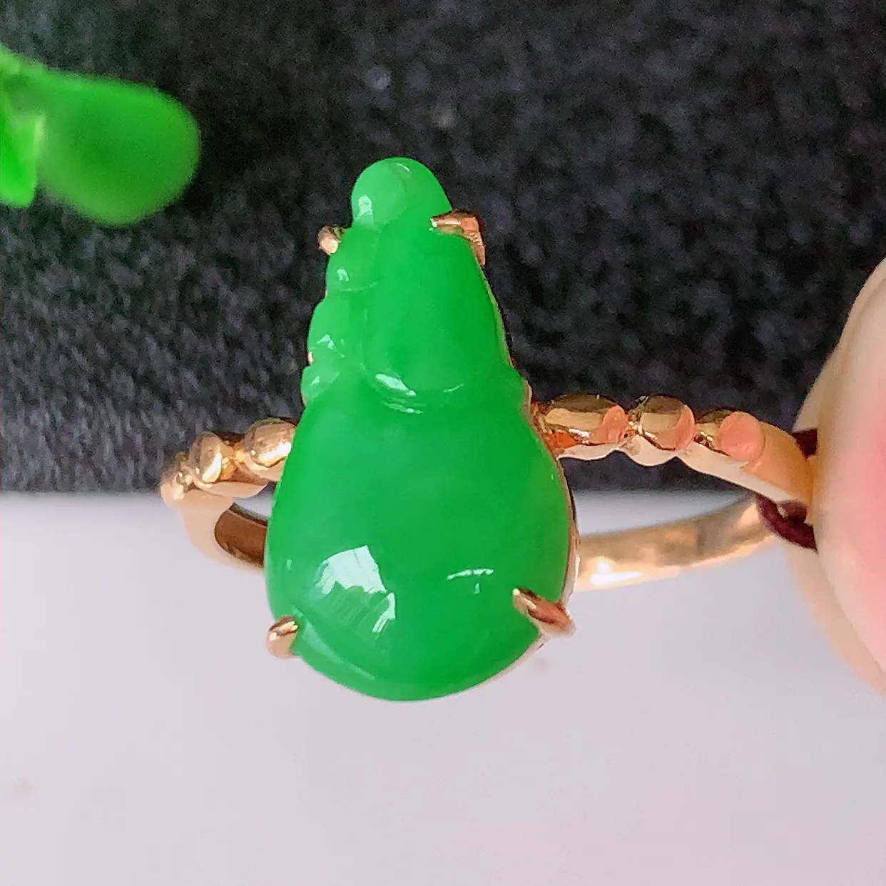 自然光实拍 18K金精工镶嵌翡翠满绿葫芦戒指，玉质细腻，翡翠色泽均匀，艳丽饱满，16圈口，款式高贵大气，上手亮眼，#01.17戒指整体21.5*17.8*4.5裸石15-8.8