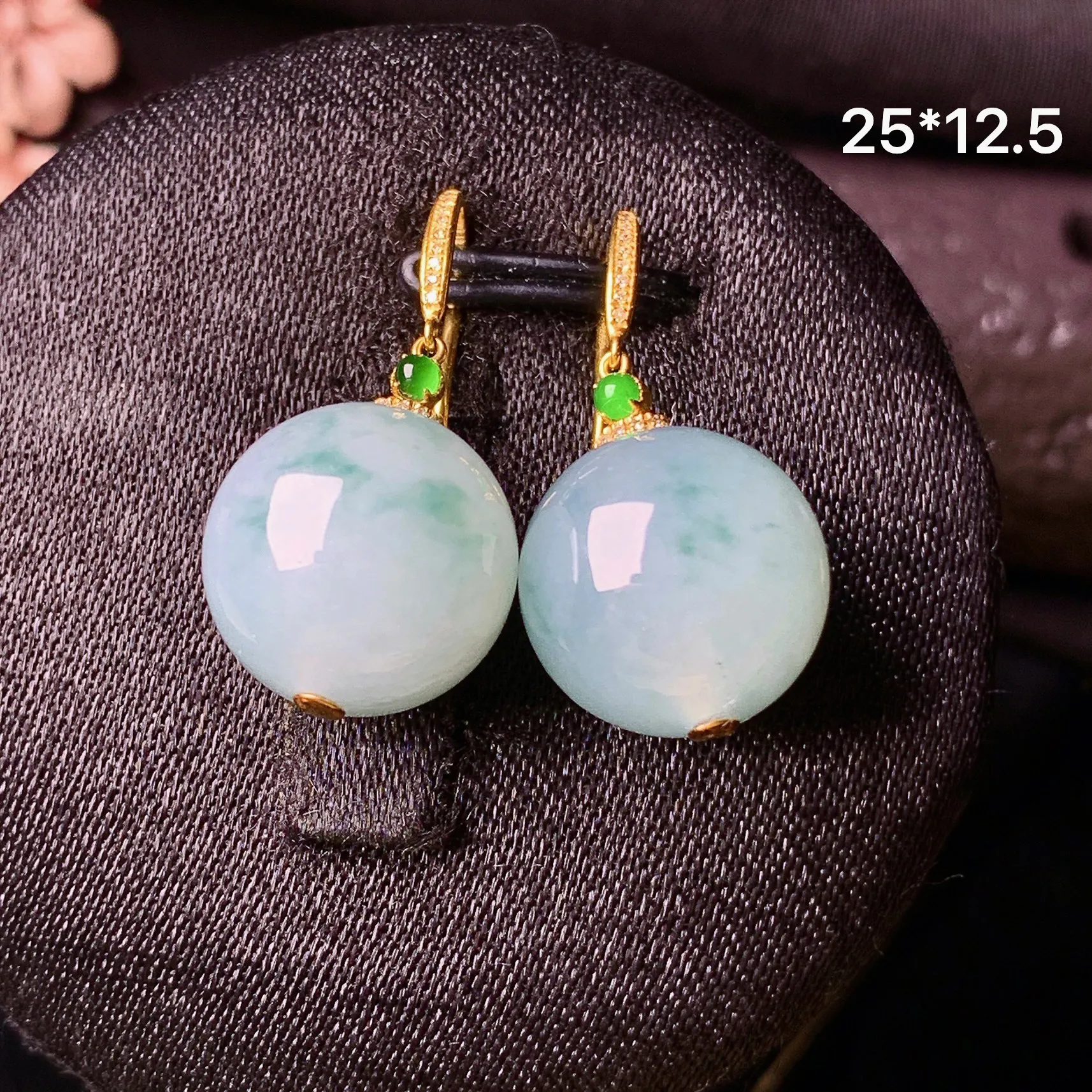 18k金镶嵌飘绿圆珠耳坠 玉质细腻 色泽清新艳丽 整体尺寸25*12.5