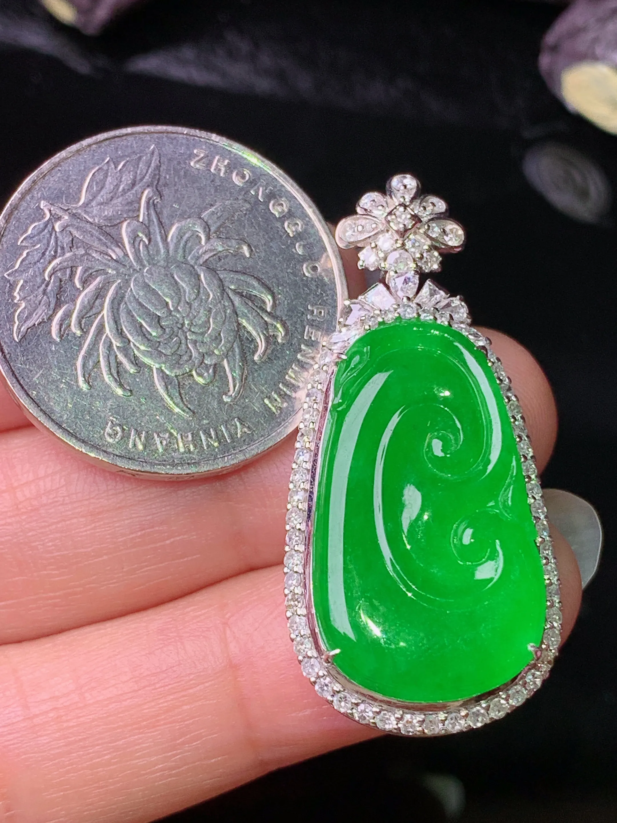 18k金钻镶嵌满绿如意吊坠 玉质细腻 色泽清新艳丽 整体尺寸37.8*17.5*8.6