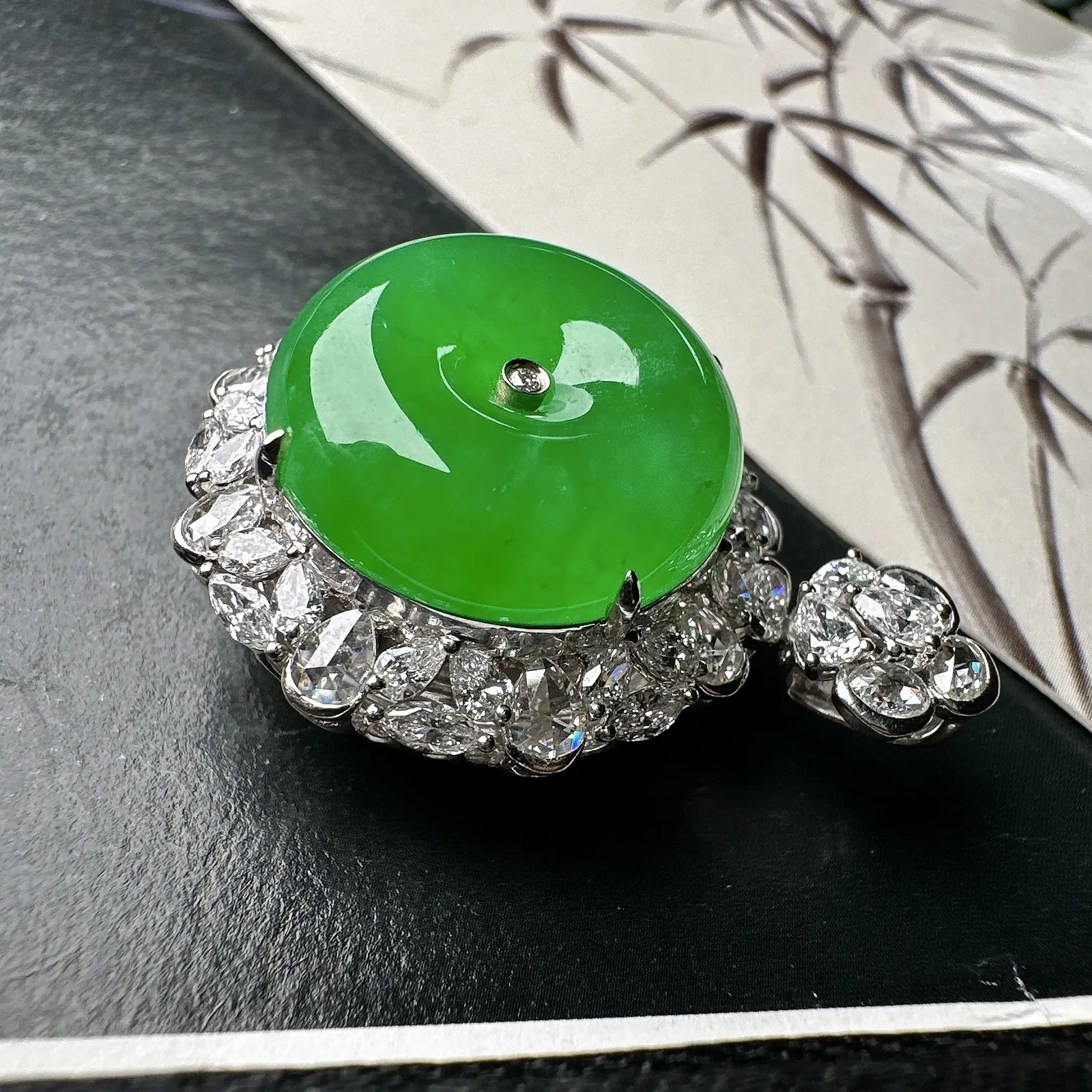 【冰种满绿平安扣】质地非常细腻，冰润十足，种老冰透，18k金钻镶嵌，裸石尺寸19.4*6.3毫米，收藏品质