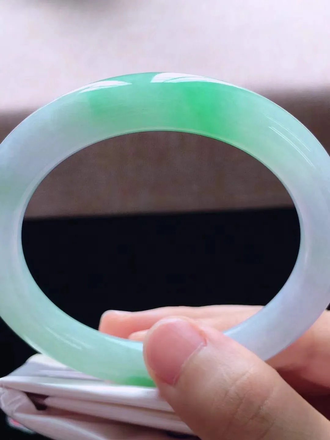 【翡翠名称】冰春彩56圈口圆条翡翠手镯
【翡翠尺寸】56*9.6*9.3mm适合56-58正圈口佩戴