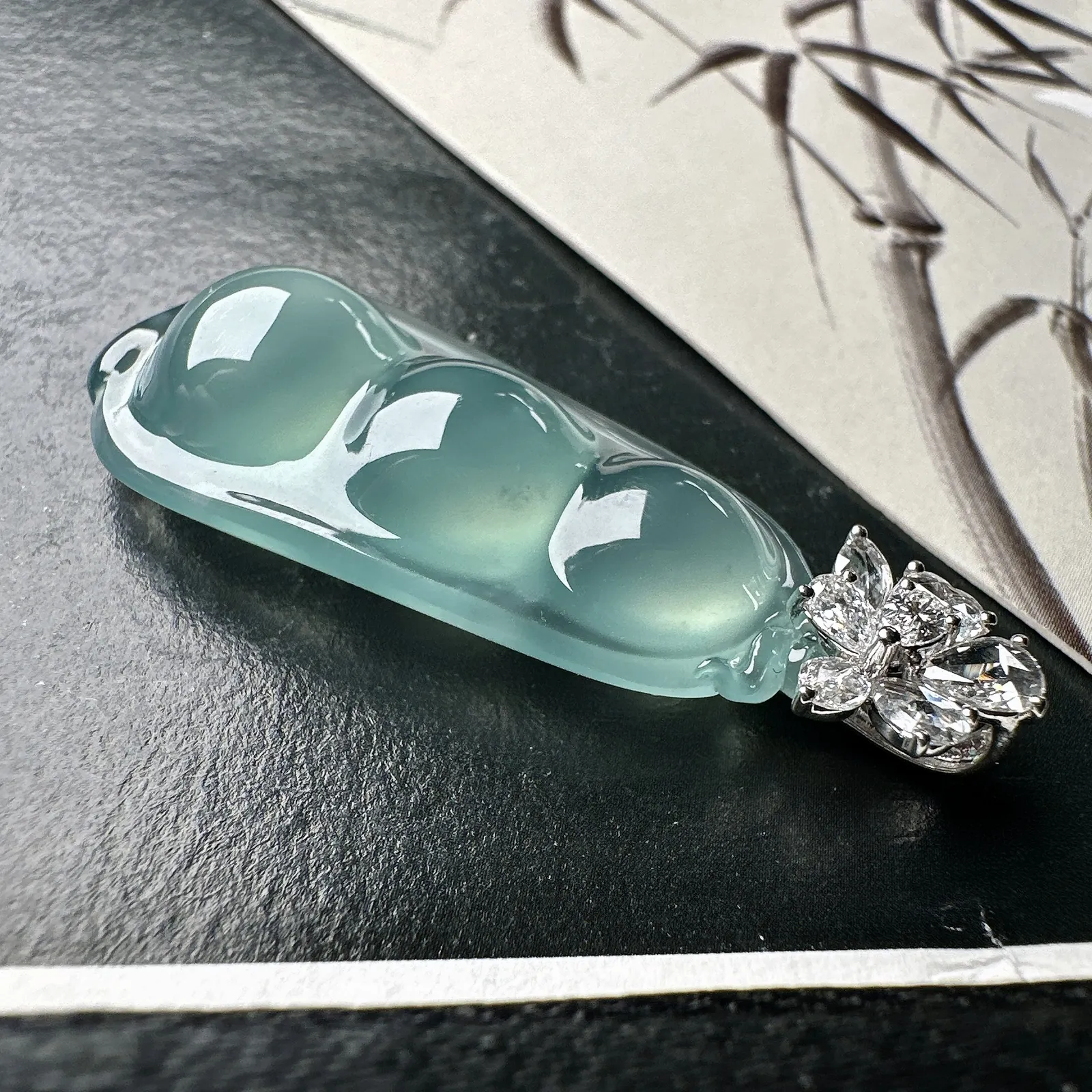 【冰种福豆吊坠】天空蓝老料，起钢光，种地上乘，冰感十足，通透起光，饱满圆润，收藏品质，18k金钻镶嵌，裸石尺寸36.9*16.9*8.5毫米