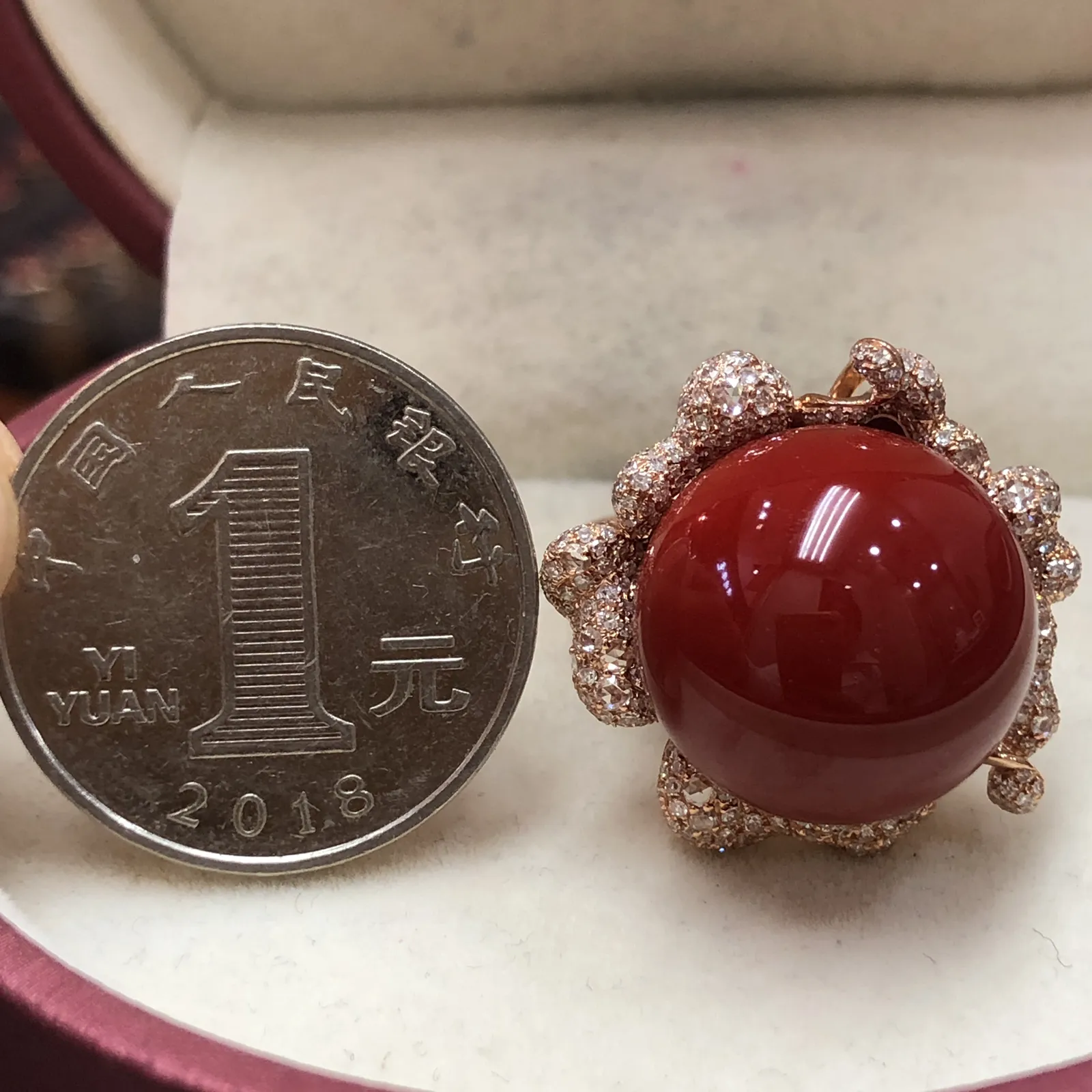 【天然日本阿卡牛血红珊瑚17.3mm豪华大圆珠戒指吊坠两用款】️遇不可求！豪华款！戒指吊坠两用款！天然无添加无优化，日本产地，阿卡材料，牛血红颜色，18K真金钻石满钻两用款豪华镶嵌！裸石尺寸17.3*17.3*17.3mm，整体尺寸24.6*24.3*20.2mm，重量为17.59克。圈口直径为18.2，圈口号为16.5，玻璃光泽强，具有收藏价值！
